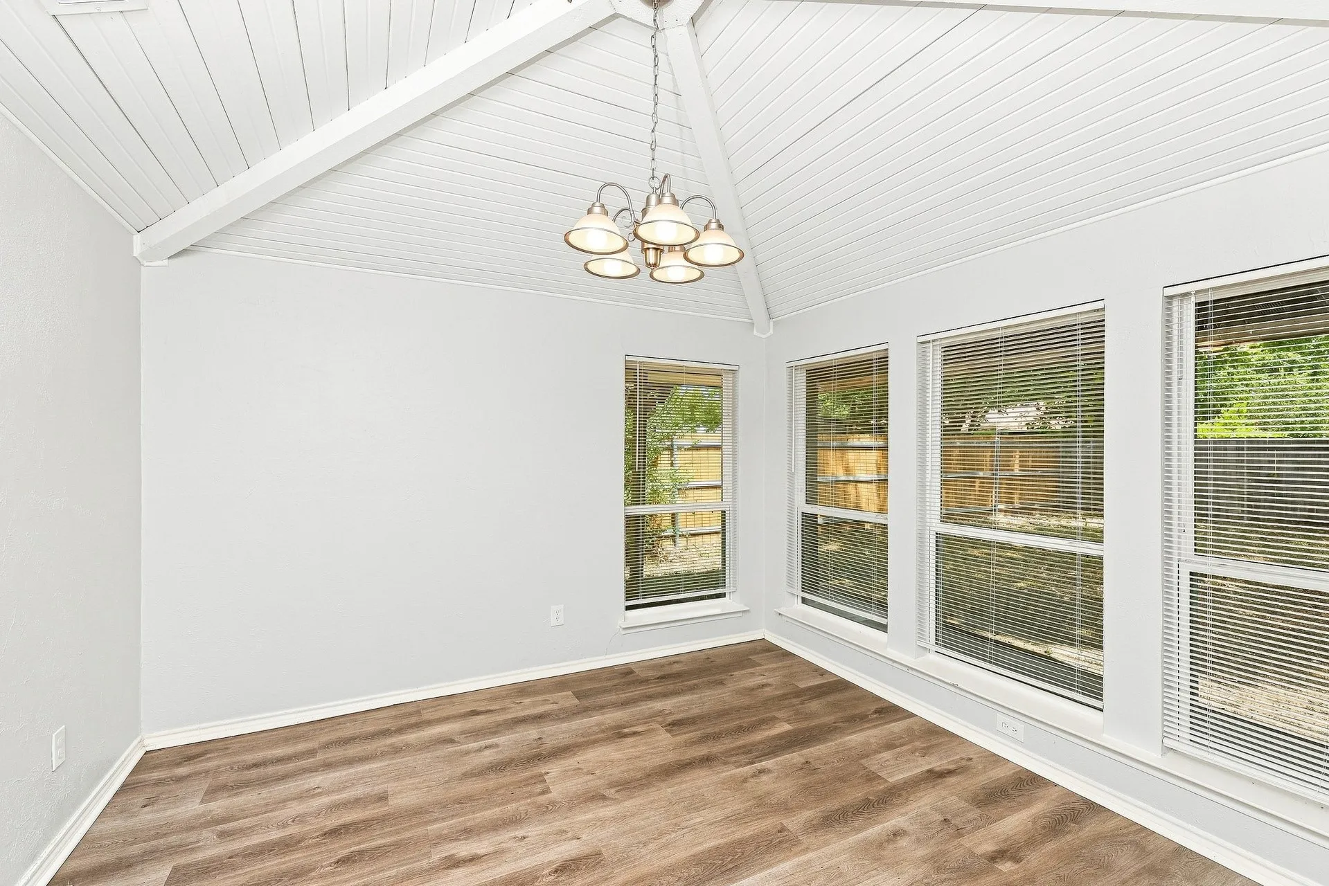 Single Family Residence For Rent in Dallas County , 422 Ash Lane, Lancaster, Texas 75146, 3 Bedroom, 2 Bathroom, Garage spaces, 1,651 Sqft, built in 1982, mls#21374545, Real Estate Agent in Lancaster, Homes For Rent in Dallas county, Homes For Rent in Lancaster, Realtor in Lancaster Texas, Real Estate Brokerage Independent Realty Texas, Luminita Cordes Realtor