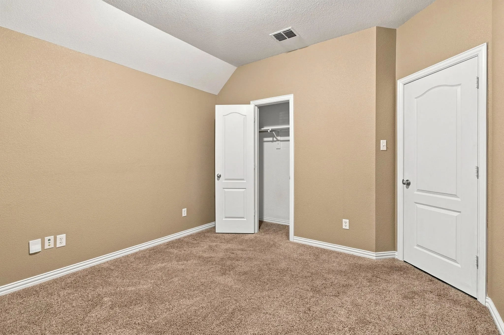 Single Family Residence For Rent in Tarrant County , 1105 Sunland Court, Mansfield, Texas 76063, 4 Bedroom, 2 Bathroom, 2 Garage spaces, 2,384 Sqft, built in 2009, mls#21374553, Real Estate Agent in Mansfield, Homes For Rent in Tarrant county, Homes For Rent in Mansfield, Realtor in Mansfield Texas, Real Estate Brokerage Independent Realty Texas, Luminita Cordes Realtor