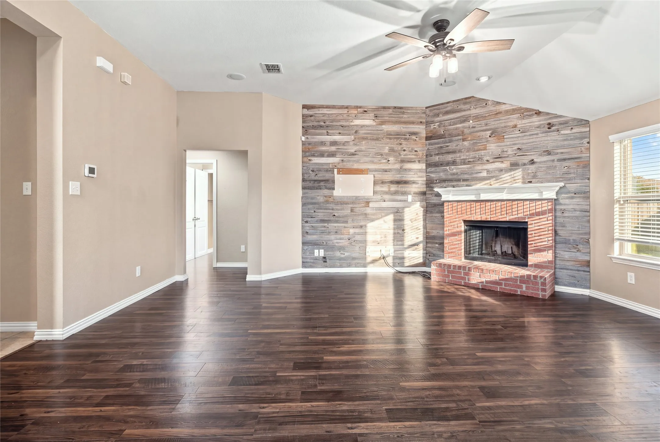 Single Family Residence For Rent in Tarrant County , 1105 Sunland Court, Mansfield, Texas 76063, 4 Bedroom, 2 Bathroom, 2 Garage spaces, 2,384 Sqft, built in 2009, mls#21374553, Real Estate Agent in Mansfield, Homes For Rent in Tarrant county, Homes For Rent in Mansfield, Realtor in Mansfield Texas, Real Estate Brokerage Independent Realty Texas, Luminita Cordes Realtor