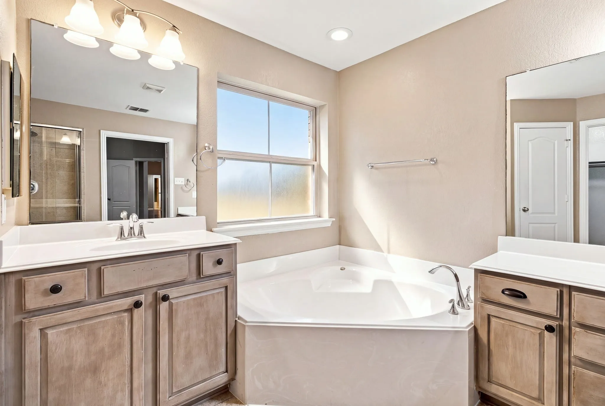 Single Family Residence For Rent in Tarrant County , 1105 Sunland Court, Mansfield, Texas 76063, 4 Bedroom, 2 Bathroom, 2 Garage spaces, 2,384 Sqft, built in 2009, mls#21374553, Real Estate Agent in Mansfield, Homes For Rent in Tarrant county, Homes For Rent in Mansfield, Realtor in Mansfield Texas, Real Estate Brokerage Independent Realty Texas, Luminita Cordes Realtor