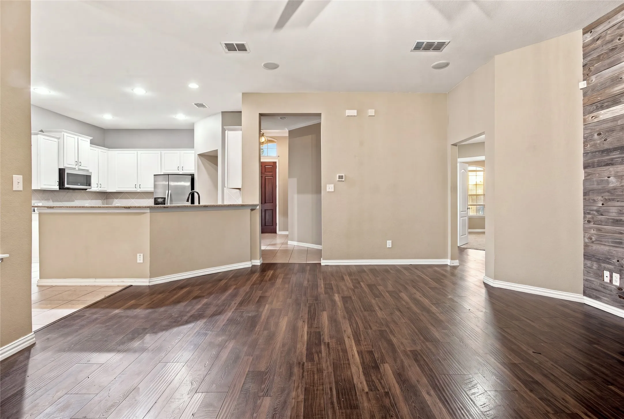 Single Family Residence For Rent in Tarrant County , 1105 Sunland Court, Mansfield, Texas 76063, 4 Bedroom, 2 Bathroom, 2 Garage spaces, 2,384 Sqft, built in 2009, mls#21374553, Real Estate Agent in Mansfield, Homes For Rent in Tarrant county, Homes For Rent in Mansfield, Realtor in Mansfield Texas, Real Estate Brokerage Independent Realty Texas, Luminita Cordes Realtor