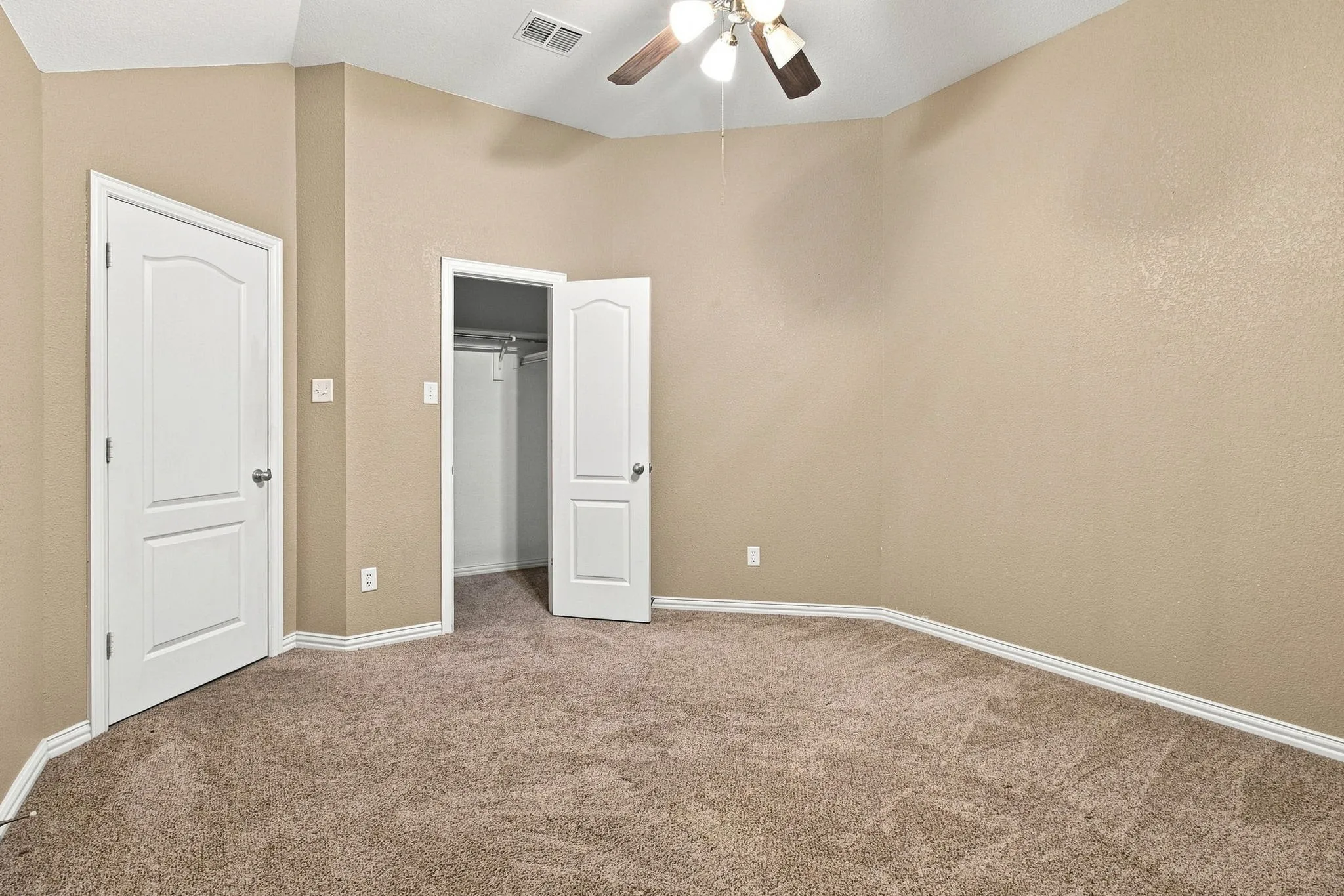 Single Family Residence For Rent in Tarrant County , 1105 Sunland Court, Mansfield, Texas 76063, 4 Bedroom, 2 Bathroom, 2 Garage spaces, 2,384 Sqft, built in 2009, mls#21374553, Real Estate Agent in Mansfield, Homes For Rent in Tarrant county, Homes For Rent in Mansfield, Realtor in Mansfield Texas, Real Estate Brokerage Independent Realty Texas, Luminita Cordes Realtor