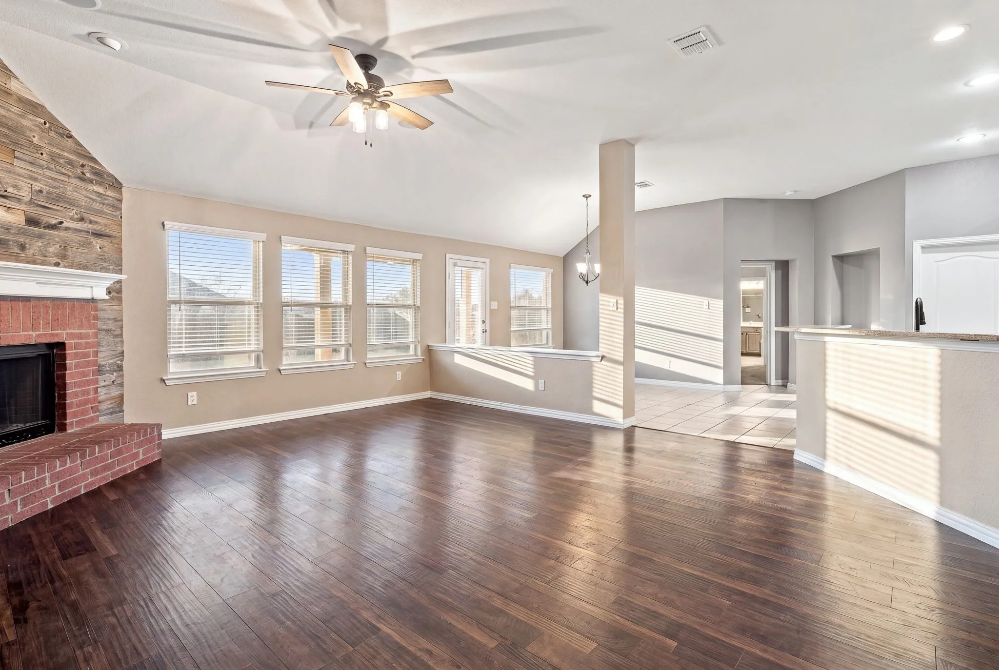 Single Family Residence For Rent in Tarrant County , 1105 Sunland Court, Mansfield, Texas 76063, 4 Bedroom, 2 Bathroom, 2 Garage spaces, 2,384 Sqft, built in 2009, mls#21374553, Real Estate Agent in Mansfield, Homes For Rent in Tarrant county, Homes For Rent in Mansfield, Realtor in Mansfield Texas, Real Estate Brokerage Independent Realty Texas, Luminita Cordes Realtor