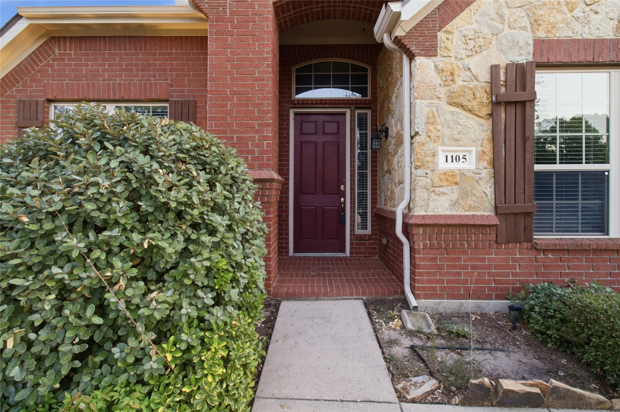 Single Family Residence For Rent in Tarrant County , 1105 Sunland Court, Mansfield, Texas 76063, 4 Bedroom, 2 Bathroom, 2 Garage spaces, 2,384 Sqft, built in 2009, mls#21374553, Real Estate Agent in Mansfield, Homes For Rent in Tarrant county, Homes For Rent in Mansfield, Realtor in Mansfield Texas, Real Estate Brokerage Independent Realty Texas, Luminita Cordes Realtor