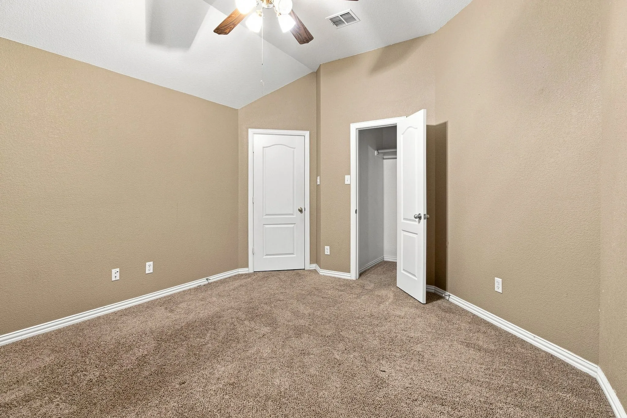 Single Family Residence For Rent in Tarrant County , 1105 Sunland Court, Mansfield, Texas 76063, 4 Bedroom, 2 Bathroom, 2 Garage spaces, 2,384 Sqft, built in 2009, mls#21374553, Real Estate Agent in Mansfield, Homes For Rent in Tarrant county, Homes For Rent in Mansfield, Realtor in Mansfield Texas, Real Estate Brokerage Independent Realty Texas, Luminita Cordes Realtor
