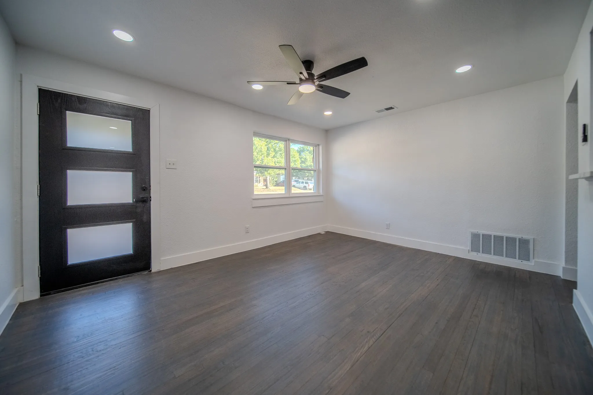 Single Family Residence For Sale in Dallas County , 1530 Hillcrest Street, Mesquite, Texas 75149, 4 Bedroom, 3 Bathroom, Garage spaces, 1,485 Sqft, built in 1955, mls#21374327, Real Estate Agent in Mesquite, Homes For Sale in Dallas county, Homes For Sale in Mesquite, Realtor in Mesquite Texas, Real Estate Brokerage Independent Realty Texas, Luminita Cordes Realtor