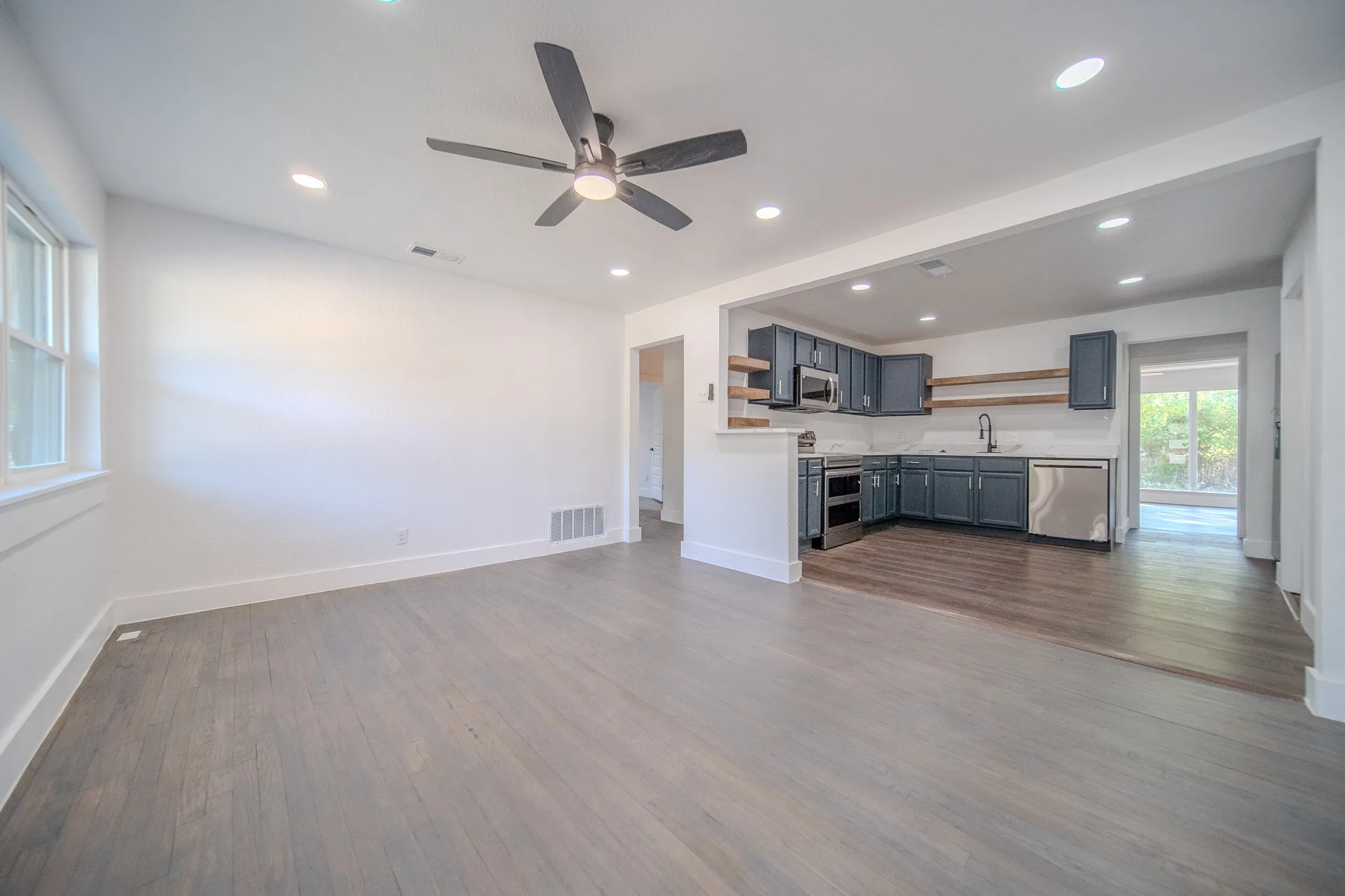 Single Family Residence For Sale in Dallas County , 1530 Hillcrest Street, Mesquite, Texas 75149, 4 Bedroom, 3 Bathroom, Garage spaces, 1,485 Sqft, built in 1955, mls#21374327, Real Estate Agent in Mesquite, Homes For Sale in Dallas county, Homes For Sale in Mesquite, Realtor in Mesquite Texas, Real Estate Brokerage Independent Realty Texas, Luminita Cordes Realtor