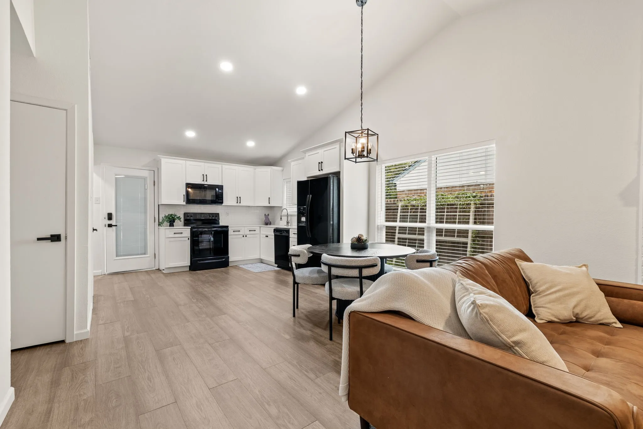Single Family Residence For Sale in Dallas County , 834 Versailles Drive, Mesquite, Texas 75149, 2 Bedroom, 2 Bathroom, Garage spaces, 1,125 Sqft, built in 1984, mls#21373873, Real Estate Agent in Mesquite, Homes For Sale in Dallas county, Homes For Sale in Mesquite, Realtor in Mesquite Texas, Real Estate Brokerage Independent Realty Texas, Luminita Cordes Realtor