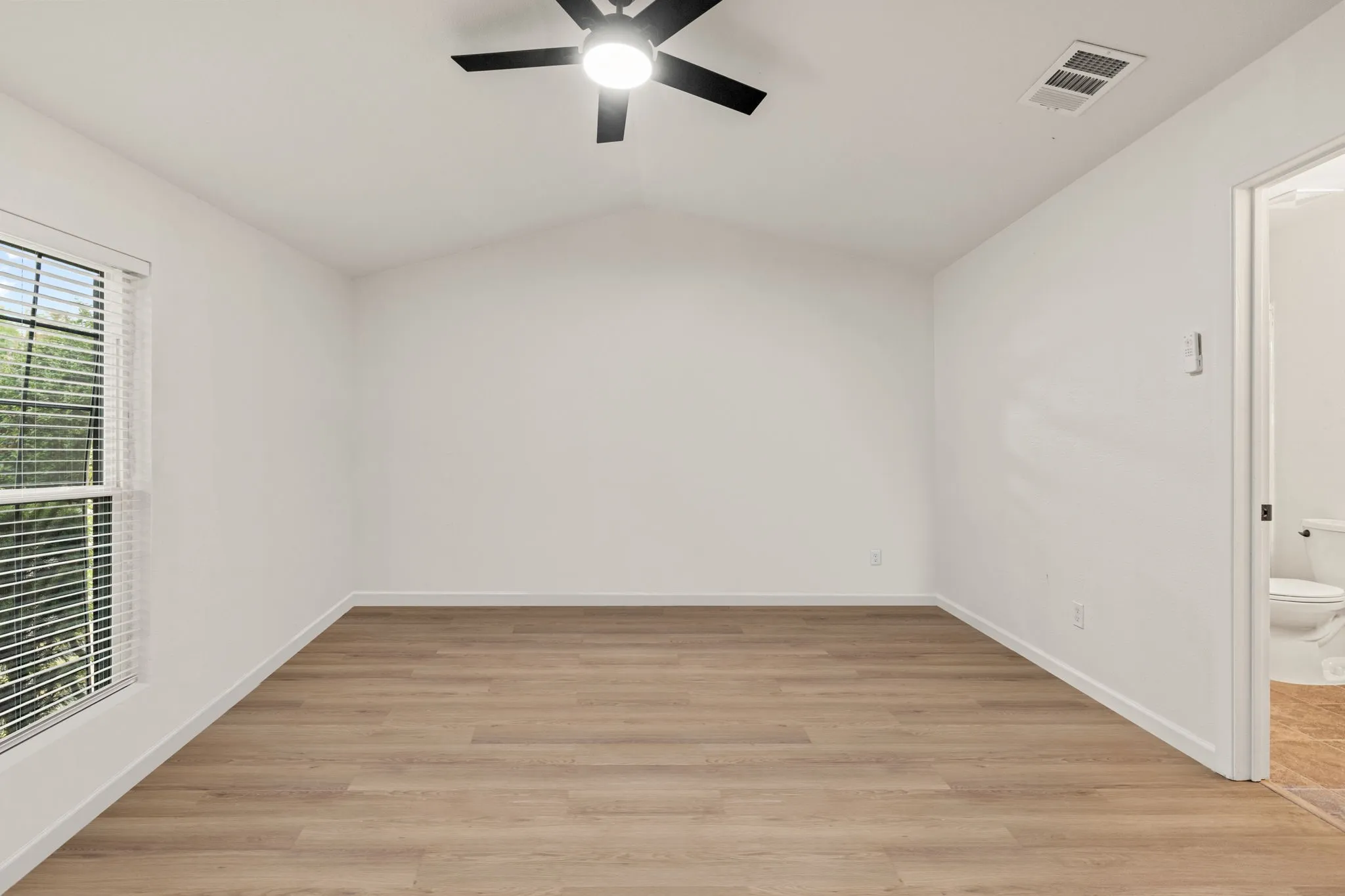Single Family Residence For Sale in Dallas County , 834 Versailles Drive, Mesquite, Texas 75149, 2 Bedroom, 2 Bathroom, Garage spaces, 1,125 Sqft, built in 1984, mls#21373873, Real Estate Agent in Mesquite, Homes For Sale in Dallas county, Homes For Sale in Mesquite, Realtor in Mesquite Texas, Real Estate Brokerage Independent Realty Texas, Luminita Cordes Realtor