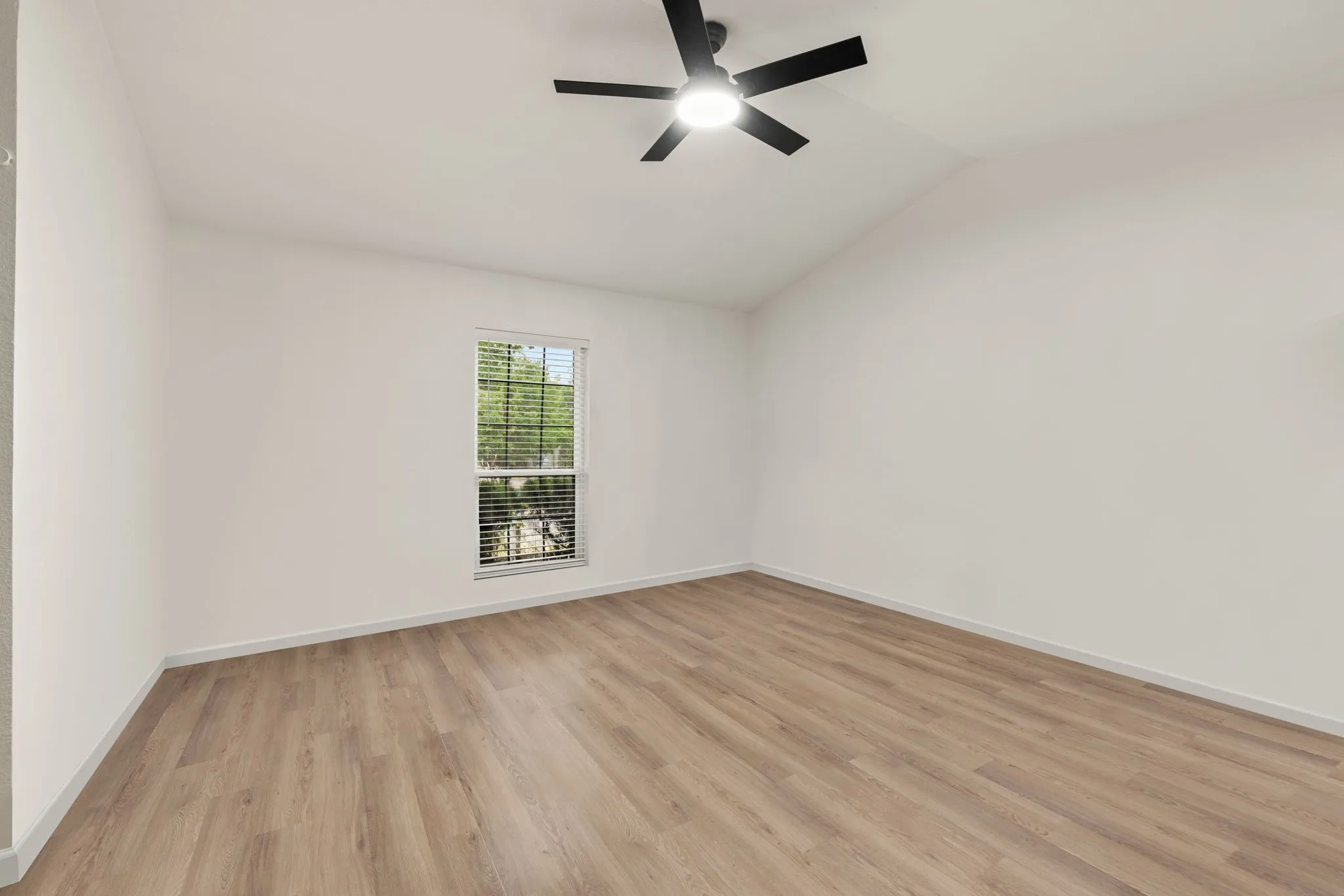 Single Family Residence For Sale in Dallas County , 834 Versailles Drive, Mesquite, Texas 75149, 2 Bedroom, 2 Bathroom, Garage spaces, 1,125 Sqft, built in 1984, mls#21373873, Real Estate Agent in Mesquite, Homes For Sale in Dallas county, Homes For Sale in Mesquite, Realtor in Mesquite Texas, Real Estate Brokerage Independent Realty Texas, Luminita Cordes Realtor