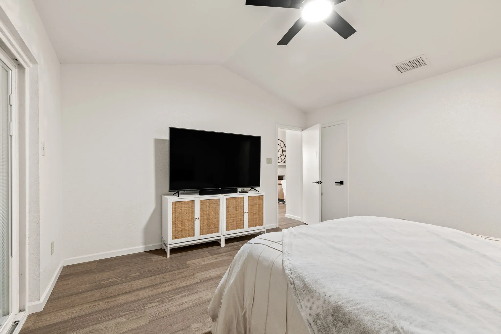 Single Family Residence For Sale in Dallas County , 834 Versailles Drive, Mesquite, Texas 75149, 2 Bedroom, 2 Bathroom, Garage spaces, 1,125 Sqft, built in 1984, mls#21373873, Real Estate Agent in Mesquite, Homes For Sale in Dallas county, Homes For Sale in Mesquite, Realtor in Mesquite Texas, Real Estate Brokerage Independent Realty Texas, Luminita Cordes Realtor
