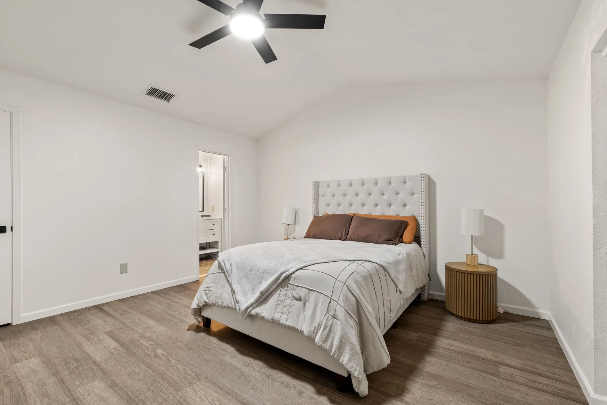 Single Family Residence For Sale in Dallas County , 834 Versailles Drive, Mesquite, Texas 75149, 2 Bedroom, 2 Bathroom, Garage spaces, 1,125 Sqft, built in 1984, mls#21373873, Real Estate Agent in Mesquite, Homes For Sale in Dallas county, Homes For Sale in Mesquite, Realtor in Mesquite Texas, Real Estate Brokerage Independent Realty Texas, Luminita Cordes Realtor