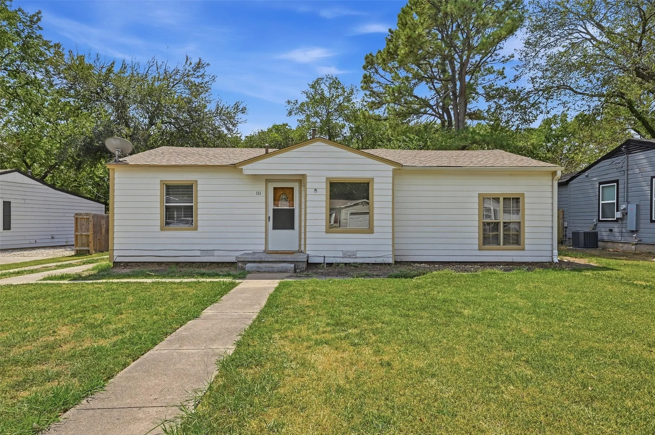 Single Family Residence For Sale in Grayson County , 111 Atkinson Drive, Sherman, Texas 75092, 3 Bedroom, 1 Bathroom, 1 Garage spaces, 1,048 Sqft, built in 1955, mls#21374011, Real Estate Agent in Sherman, Homes For Sale in Grayson county, Homes For Sale in Sherman, Realtor in Sherman Texas, Real Estate Brokerage Independent Realty Texas, Luminita Cordes Realtor