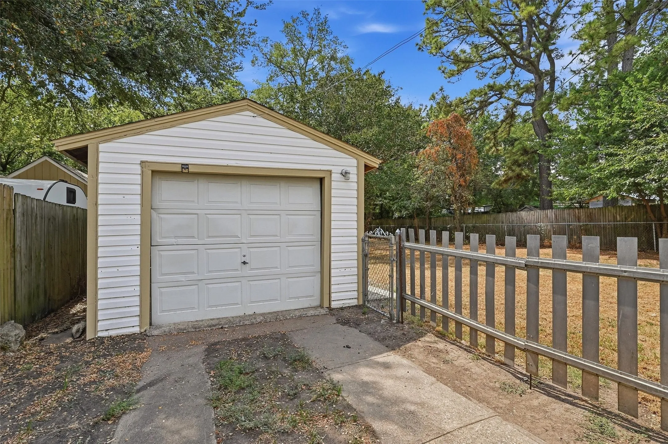 Single Family Residence For Sale in Grayson County , 111 Atkinson Drive, Sherman, Texas 75092, 3 Bedroom, 1 Bathroom, 1 Garage spaces, 1,048 Sqft, built in 1955, mls#21374011, Real Estate Agent in Sherman, Homes For Sale in Grayson county, Homes For Sale in Sherman, Realtor in Sherman Texas, Real Estate Brokerage Independent Realty Texas, Luminita Cordes Realtor
