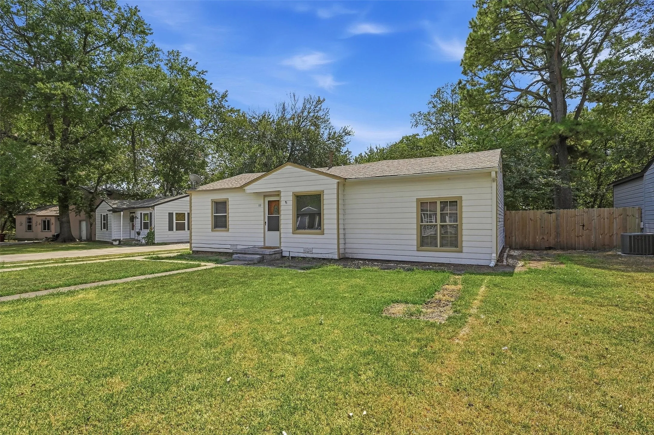 Single Family Residence For Sale in Grayson County , 111 Atkinson Drive, Sherman, Texas 75092, 3 Bedroom, 1 Bathroom, 1 Garage spaces, 1,048 Sqft, built in 1955, mls#21374011, Real Estate Agent in Sherman, Homes For Sale in Grayson county, Homes For Sale in Sherman, Realtor in Sherman Texas, Real Estate Brokerage Independent Realty Texas, Luminita Cordes Realtor