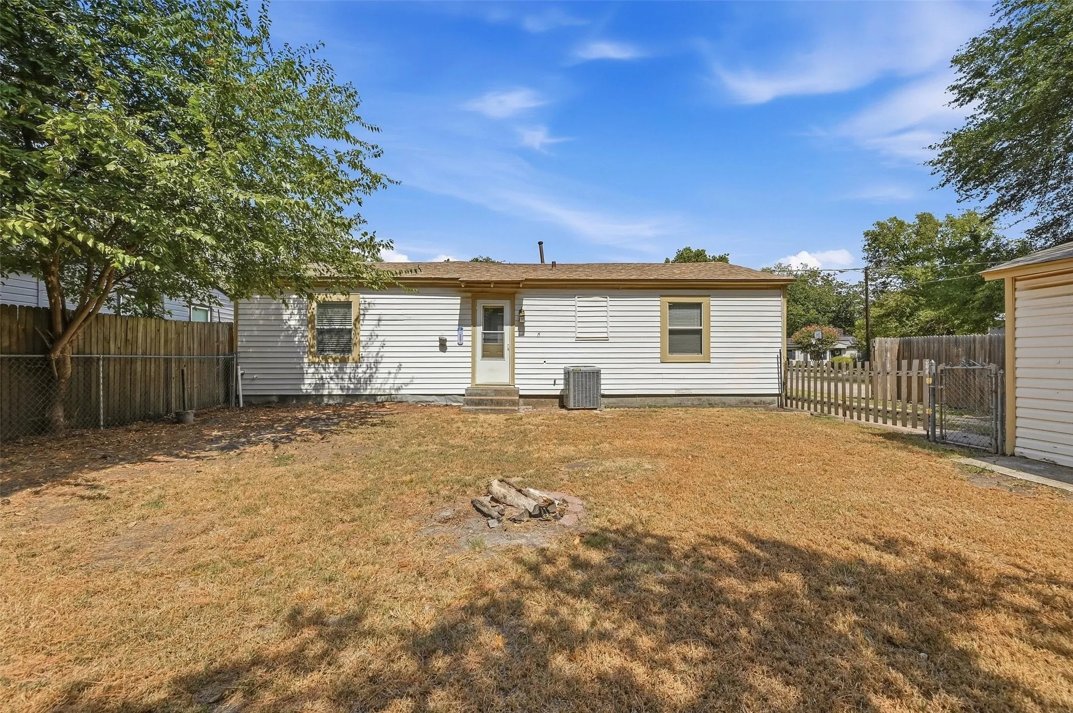 Single Family Residence For Sale in Grayson County , 111 Atkinson Drive, Sherman, Texas 75092, 3 Bedroom, 1 Bathroom, 1 Garage spaces, 1,048 Sqft, built in 1955, mls#21374011, Real Estate Agent in Sherman, Homes For Sale in Grayson county, Homes For Sale in Sherman, Realtor in Sherman Texas, Real Estate Brokerage Independent Realty Texas, Luminita Cordes Realtor
