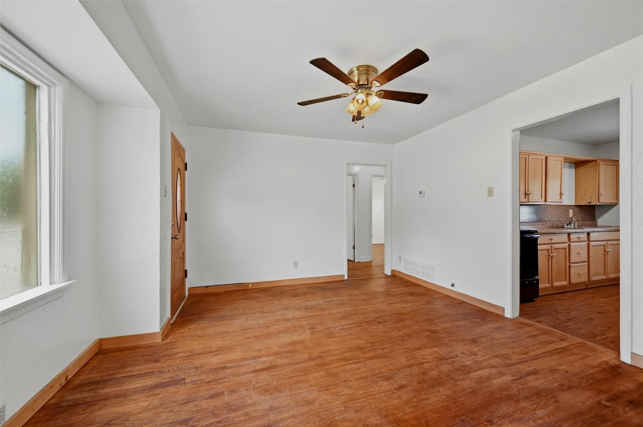 Single Family Residence For Sale in Grayson County , 111 Atkinson Drive, Sherman, Texas 75092, 3 Bedroom, 1 Bathroom, 1 Garage spaces, 1,048 Sqft, built in 1955, mls#21374011, Real Estate Agent in Sherman, Homes For Sale in Grayson county, Homes For Sale in Sherman, Realtor in Sherman Texas, Real Estate Brokerage Independent Realty Texas, Luminita Cordes Realtor