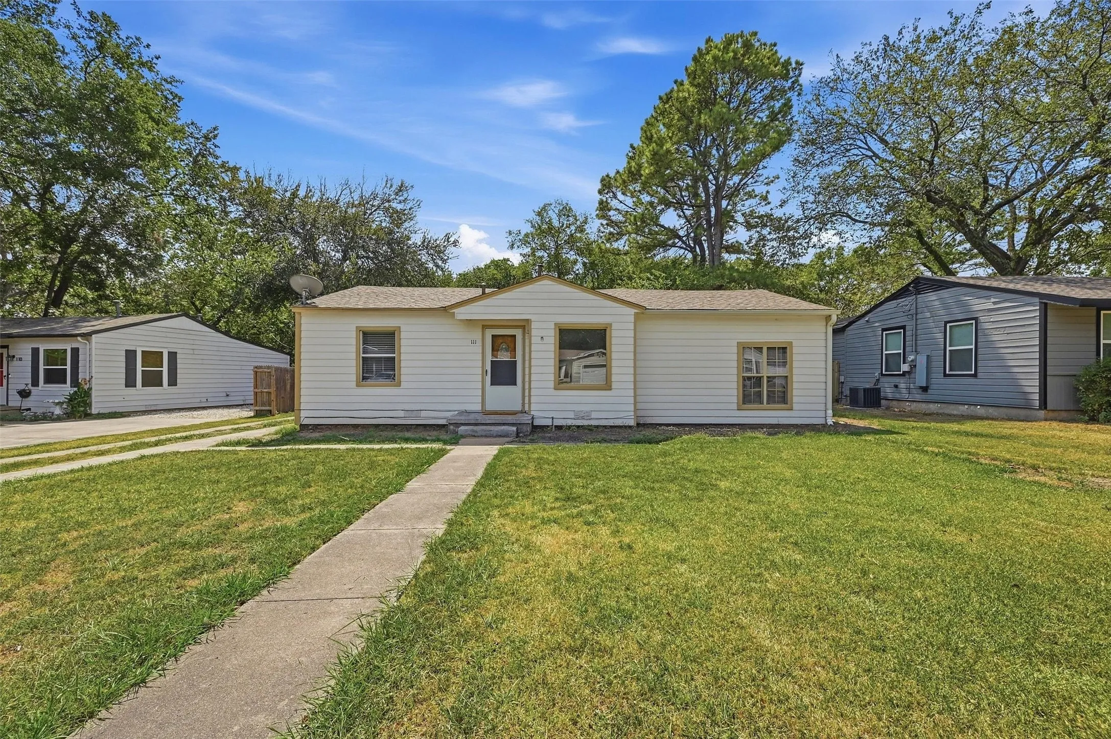 Single Family Residence For Sale in Grayson County , 111 Atkinson Drive, Sherman, Texas 75092, 3 Bedroom, 1 Bathroom, 1 Garage spaces, 1,048 Sqft, built in 1955, mls#21374011, Real Estate Agent in Sherman, Homes For Sale in Grayson county, Homes For Sale in Sherman, Realtor in Sherman Texas, Real Estate Brokerage Independent Realty Texas, Luminita Cordes Realtor