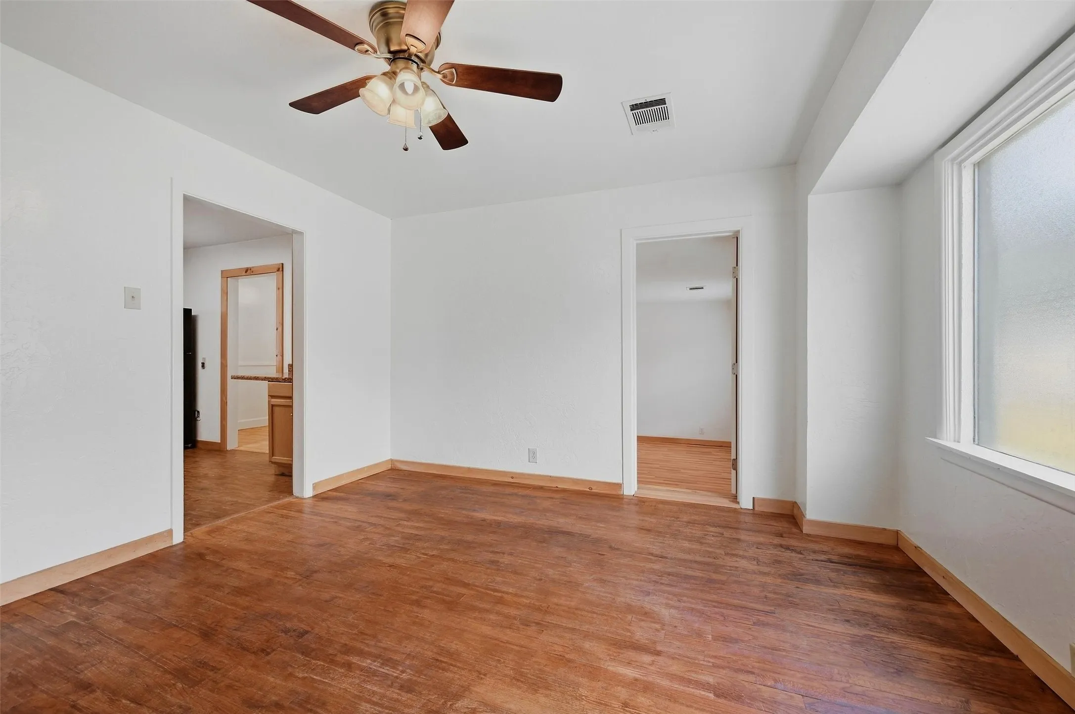 Single Family Residence For Sale in Grayson County , 111 Atkinson Drive, Sherman, Texas 75092, 3 Bedroom, 1 Bathroom, 1 Garage spaces, 1,048 Sqft, built in 1955, mls#21374011, Real Estate Agent in Sherman, Homes For Sale in Grayson county, Homes For Sale in Sherman, Realtor in Sherman Texas, Real Estate Brokerage Independent Realty Texas, Luminita Cordes Realtor