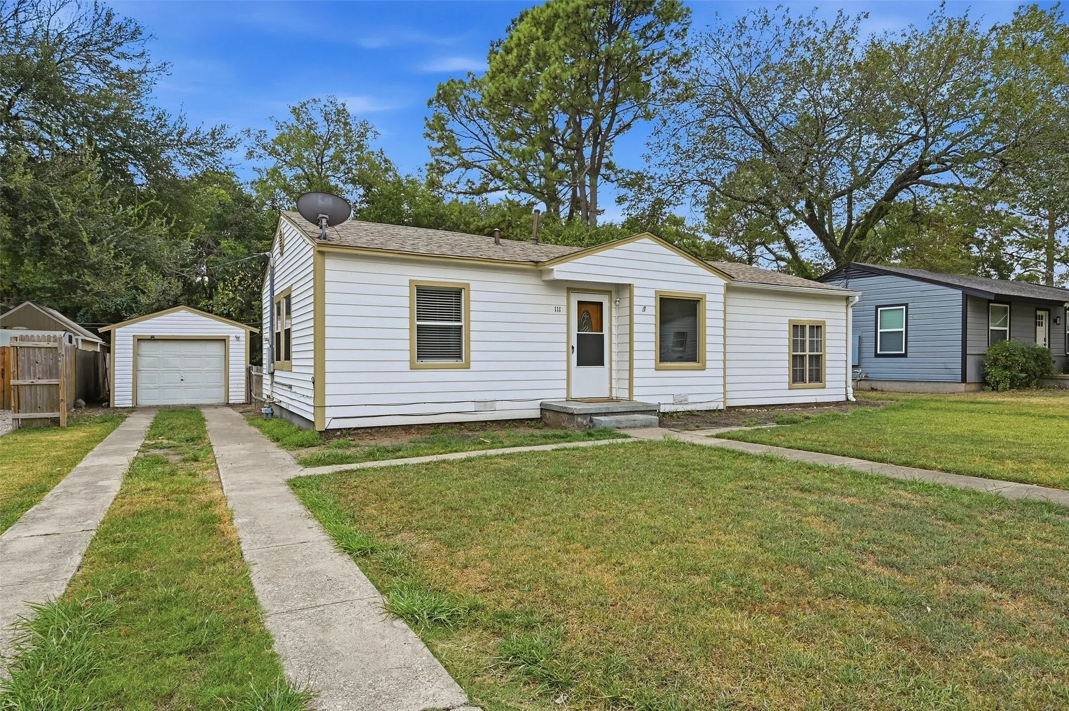 Single Family Residence For Sale in Grayson County , 111 Atkinson Drive, Sherman, Texas 75092, 3 Bedroom, 1 Bathroom, 1 Garage spaces, 1,048 Sqft, built in 1955, mls#21374011, Real Estate Agent in Sherman, Homes For Sale in Grayson county, Homes For Sale in Sherman, Realtor in Sherman Texas, Real Estate Brokerage Independent Realty Texas, Luminita Cordes Realtor