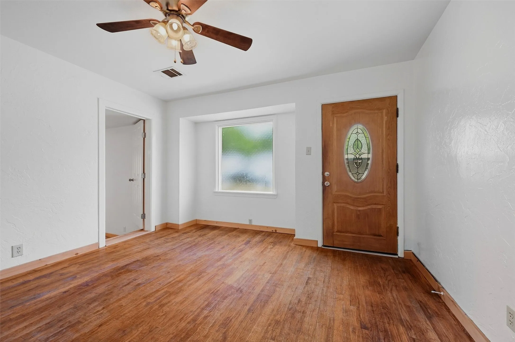 Single Family Residence For Sale in Grayson County , 111 Atkinson Drive, Sherman, Texas 75092, 3 Bedroom, 1 Bathroom, 1 Garage spaces, 1,048 Sqft, built in 1955, mls#21374011, Real Estate Agent in Sherman, Homes For Sale in Grayson county, Homes For Sale in Sherman, Realtor in Sherman Texas, Real Estate Brokerage Independent Realty Texas, Luminita Cordes Realtor