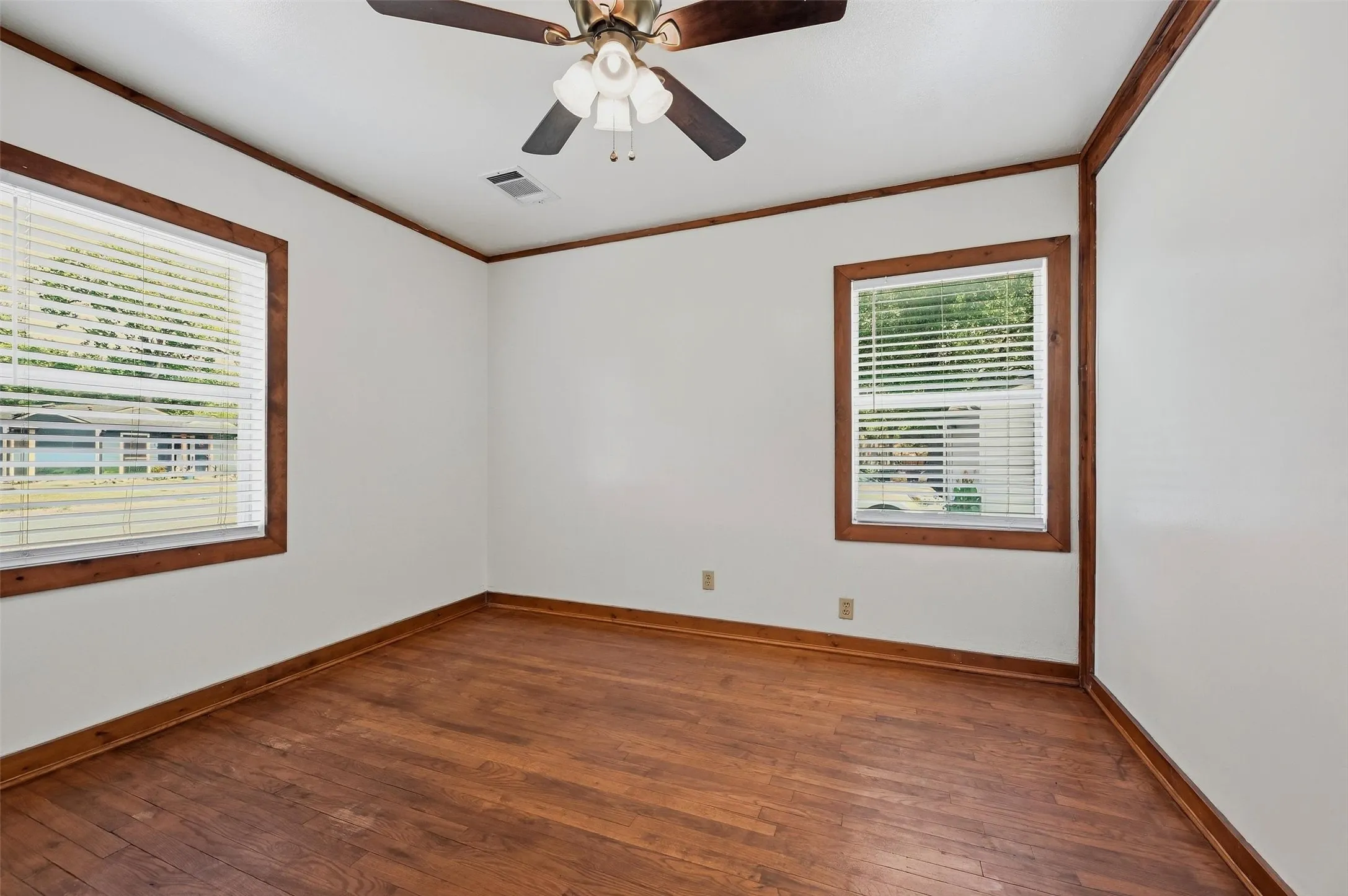 Single Family Residence For Sale in Grayson County , 111 Atkinson Drive, Sherman, Texas 75092, 3 Bedroom, 1 Bathroom, 1 Garage spaces, 1,048 Sqft, built in 1955, mls#21374011, Real Estate Agent in Sherman, Homes For Sale in Grayson county, Homes For Sale in Sherman, Realtor in Sherman Texas, Real Estate Brokerage Independent Realty Texas, Luminita Cordes Realtor