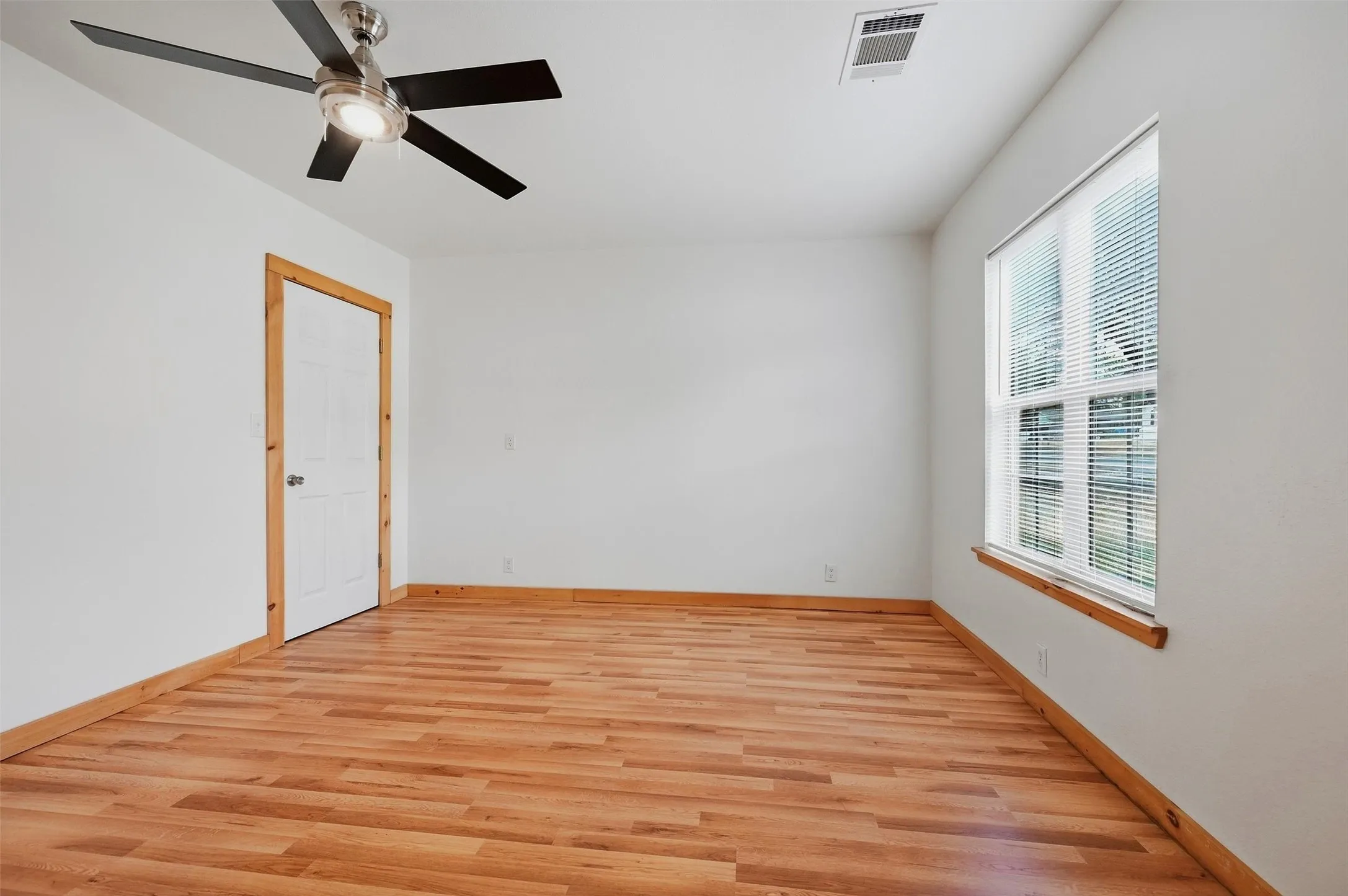 Single Family Residence For Sale in Grayson County , 111 Atkinson Drive, Sherman, Texas 75092, 3 Bedroom, 1 Bathroom, 1 Garage spaces, 1,048 Sqft, built in 1955, mls#21374011, Real Estate Agent in Sherman, Homes For Sale in Grayson county, Homes For Sale in Sherman, Realtor in Sherman Texas, Real Estate Brokerage Independent Realty Texas, Luminita Cordes Realtor