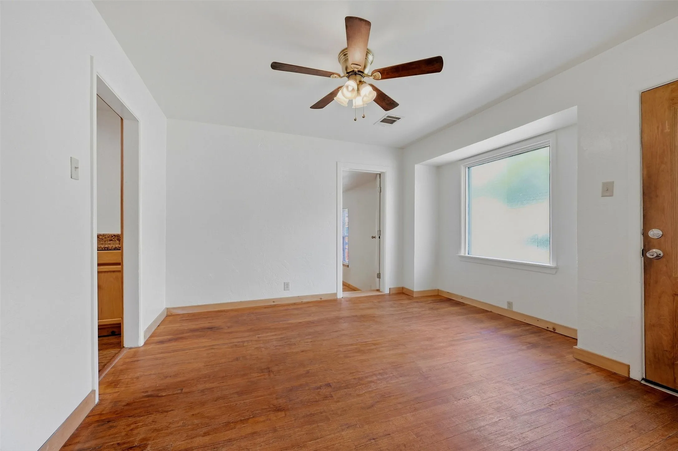 Single Family Residence For Sale in Grayson County , 111 Atkinson Drive, Sherman, Texas 75092, 3 Bedroom, 1 Bathroom, 1 Garage spaces, 1,048 Sqft, built in 1955, mls#21374011, Real Estate Agent in Sherman, Homes For Sale in Grayson county, Homes For Sale in Sherman, Realtor in Sherman Texas, Real Estate Brokerage Independent Realty Texas, Luminita Cordes Realtor