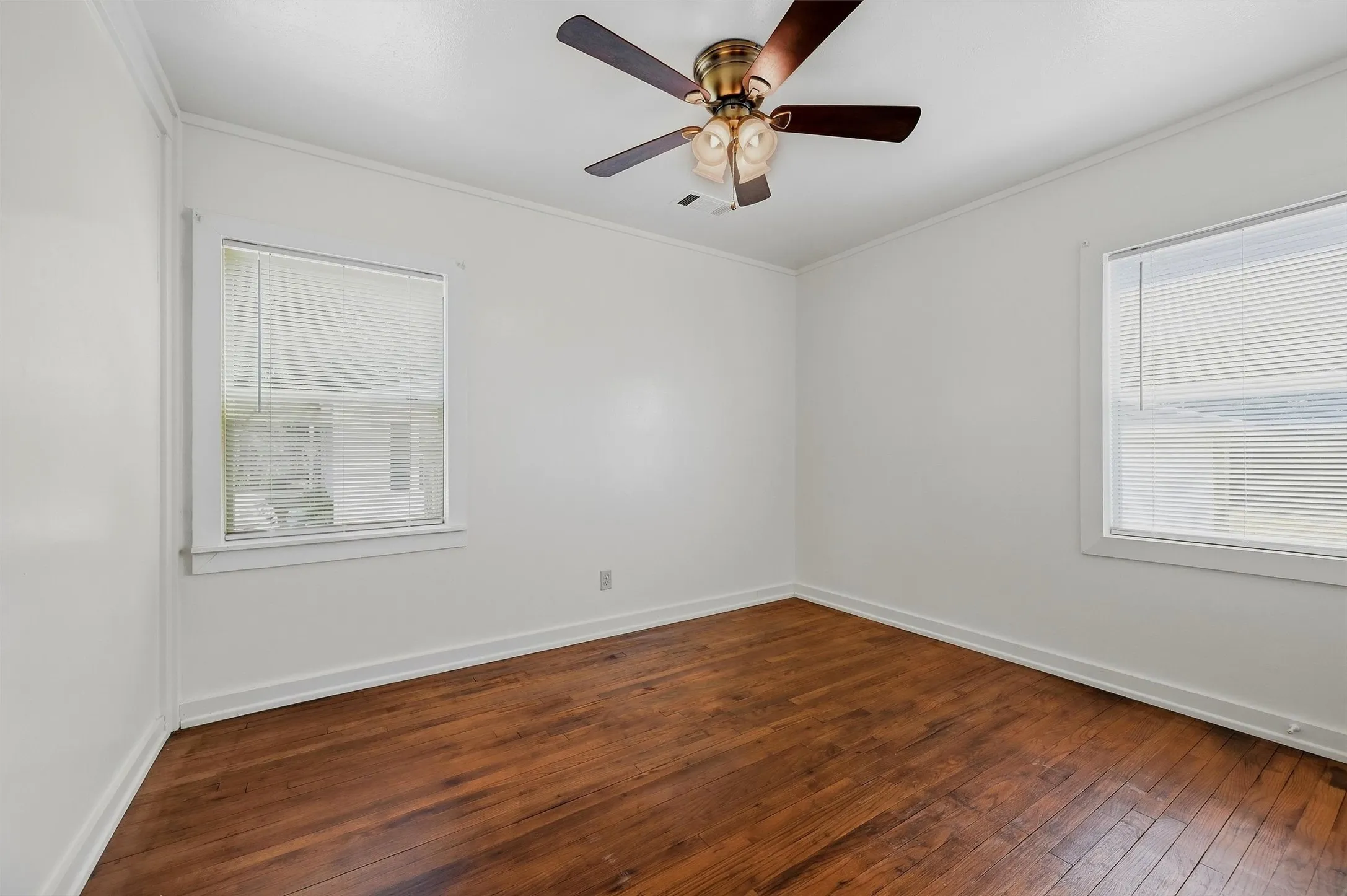 Single Family Residence For Sale in Grayson County , 111 Atkinson Drive, Sherman, Texas 75092, 3 Bedroom, 1 Bathroom, 1 Garage spaces, 1,048 Sqft, built in 1955, mls#21374011, Real Estate Agent in Sherman, Homes For Sale in Grayson county, Homes For Sale in Sherman, Realtor in Sherman Texas, Real Estate Brokerage Independent Realty Texas, Luminita Cordes Realtor