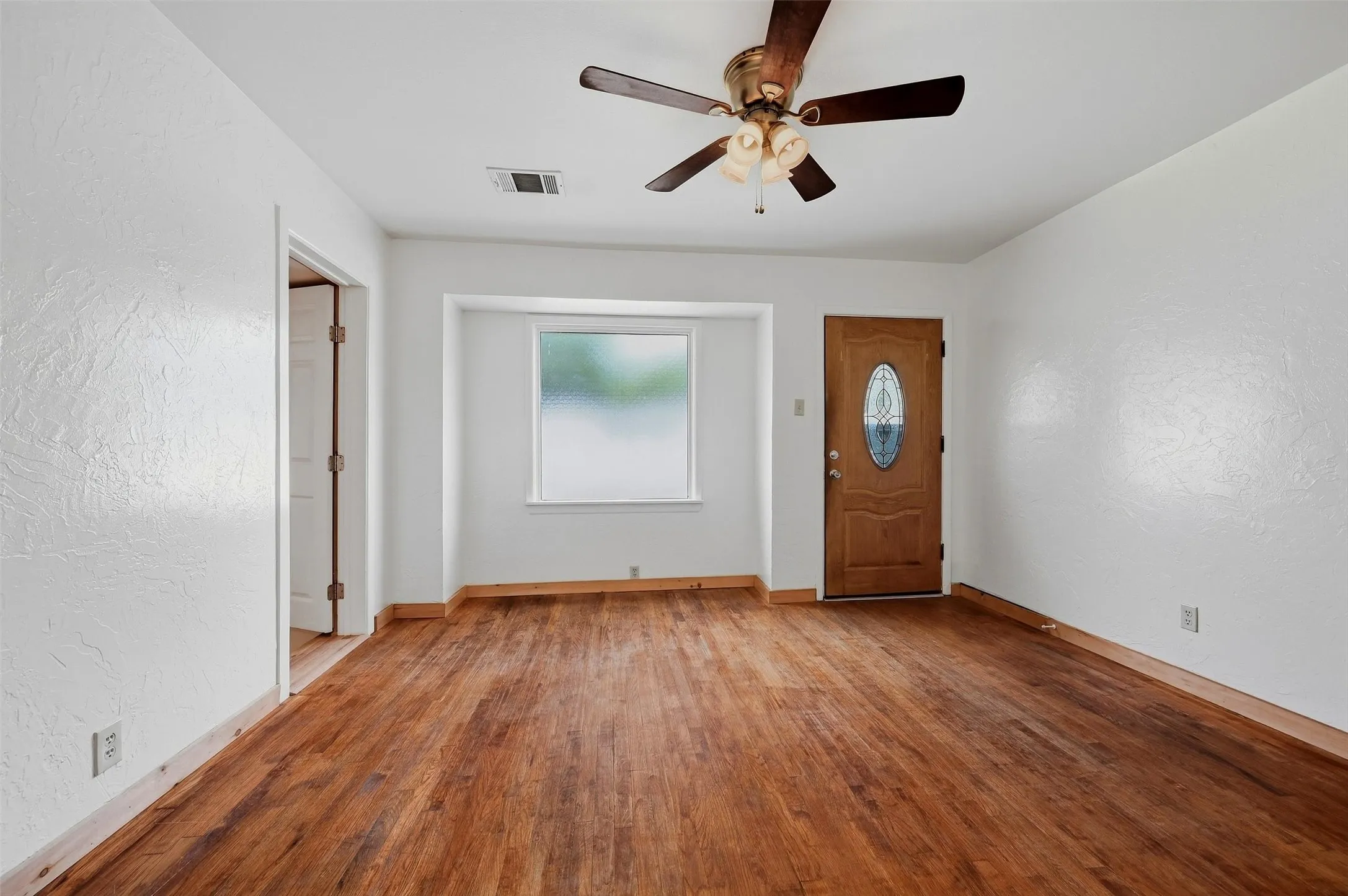 Single Family Residence For Sale in Grayson County , 111 Atkinson Drive, Sherman, Texas 75092, 3 Bedroom, 1 Bathroom, 1 Garage spaces, 1,048 Sqft, built in 1955, mls#21374011, Real Estate Agent in Sherman, Homes For Sale in Grayson county, Homes For Sale in Sherman, Realtor in Sherman Texas, Real Estate Brokerage Independent Realty Texas, Luminita Cordes Realtor