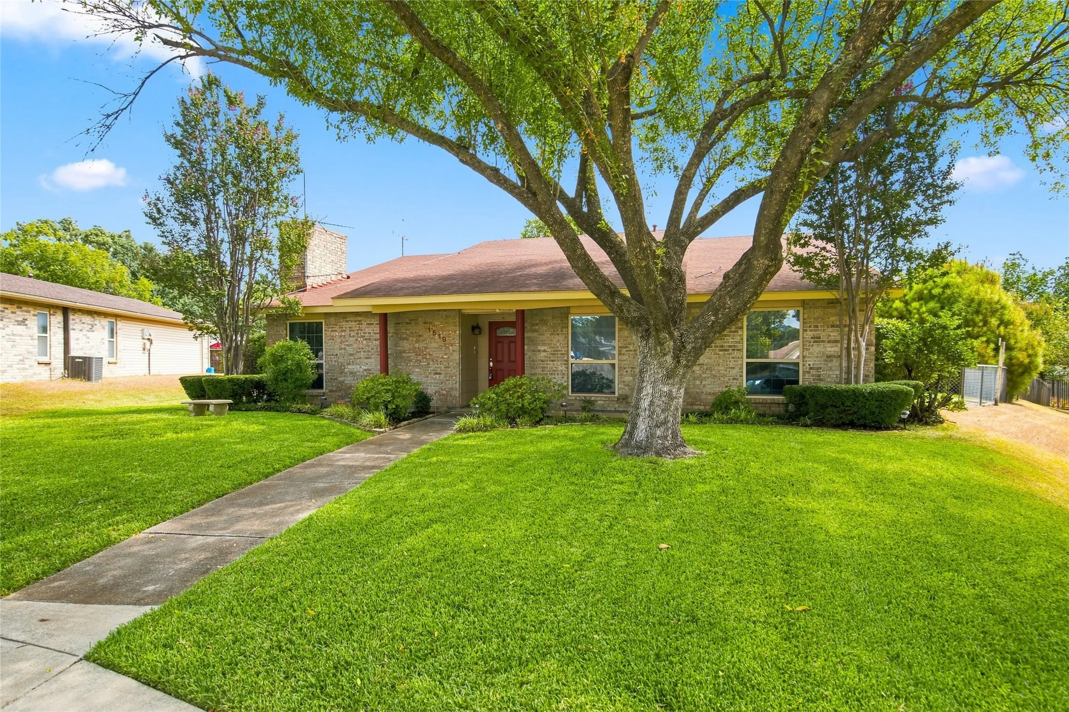 Single Family Residence For Sale in Denton County , 1519 Cardinal Circle, Lewisville, Texas 75067, 4 Bedroom, 2 Bathroom, 2 Garage spaces, 1,922 Sqft, built in 1978, mls#21374176, Real Estate Agent in Lewisville, Homes For Sale in Denton county, Homes For Sale in Lewisville, Realtor in Lewisville Texas, Real Estate Brokerage Independent Realty Texas, Luminita Cordes Realtor