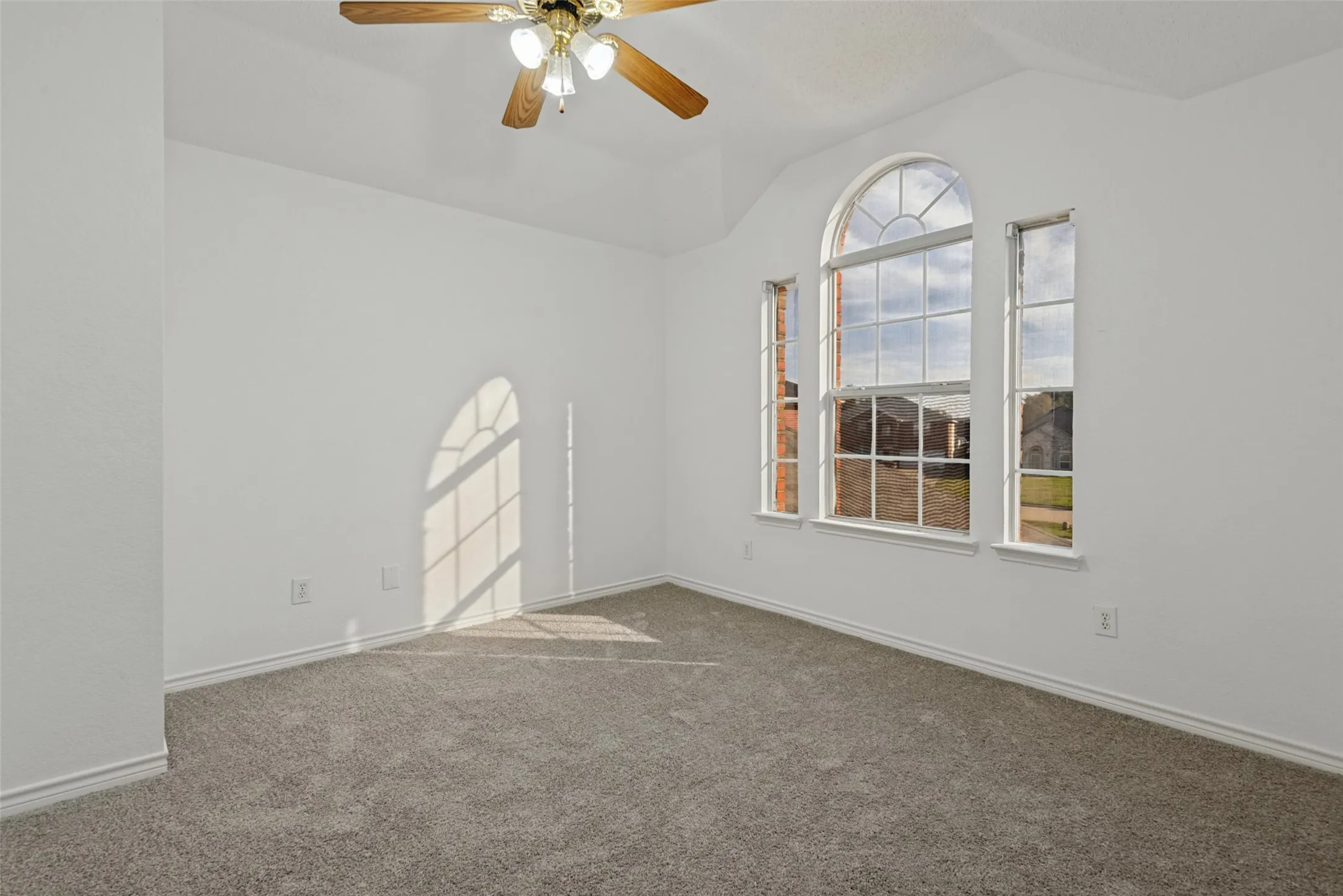 Single Family Residence For Rent in Dallas County , 3205 Cantura Drive, Mesquite, Texas 75181, 6 Bedroom, 3 Bathroom, 2 Garage spaces, 3,028 Sqft, built in 2000, mls#21374566, Real Estate Agent in Mesquite, Homes For Rent in Dallas county, Homes For Rent in Mesquite, Realtor in Mesquite Texas, Real Estate Brokerage Independent Realty Texas, Luminita Cordes Realtor