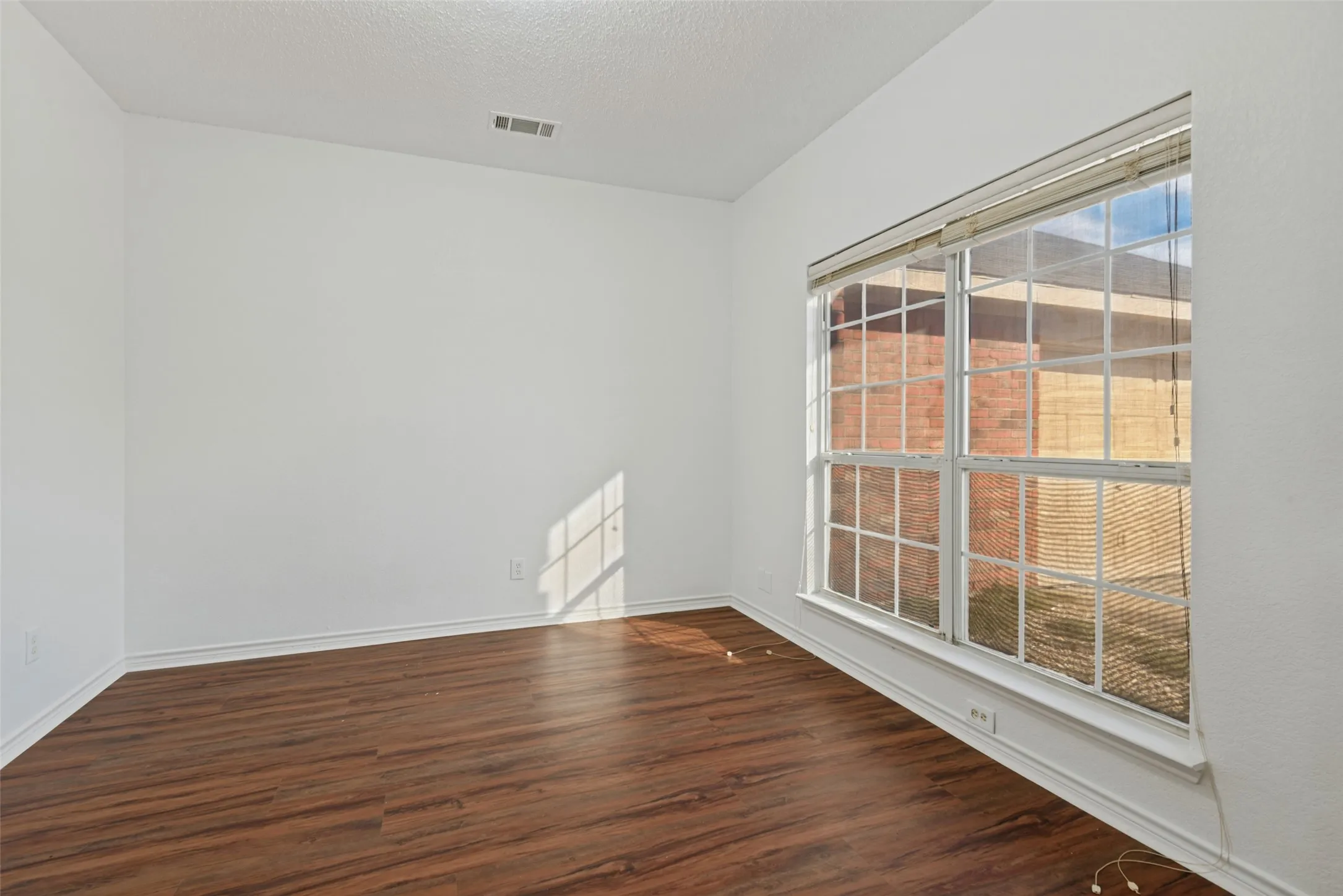 Single Family Residence For Rent in Dallas County , 3205 Cantura Drive, Mesquite, Texas 75181, 6 Bedroom, 3 Bathroom, 2 Garage spaces, 3,028 Sqft, built in 2000, mls#21374566, Real Estate Agent in Mesquite, Homes For Rent in Dallas county, Homes For Rent in Mesquite, Realtor in Mesquite Texas, Real Estate Brokerage Independent Realty Texas, Luminita Cordes Realtor