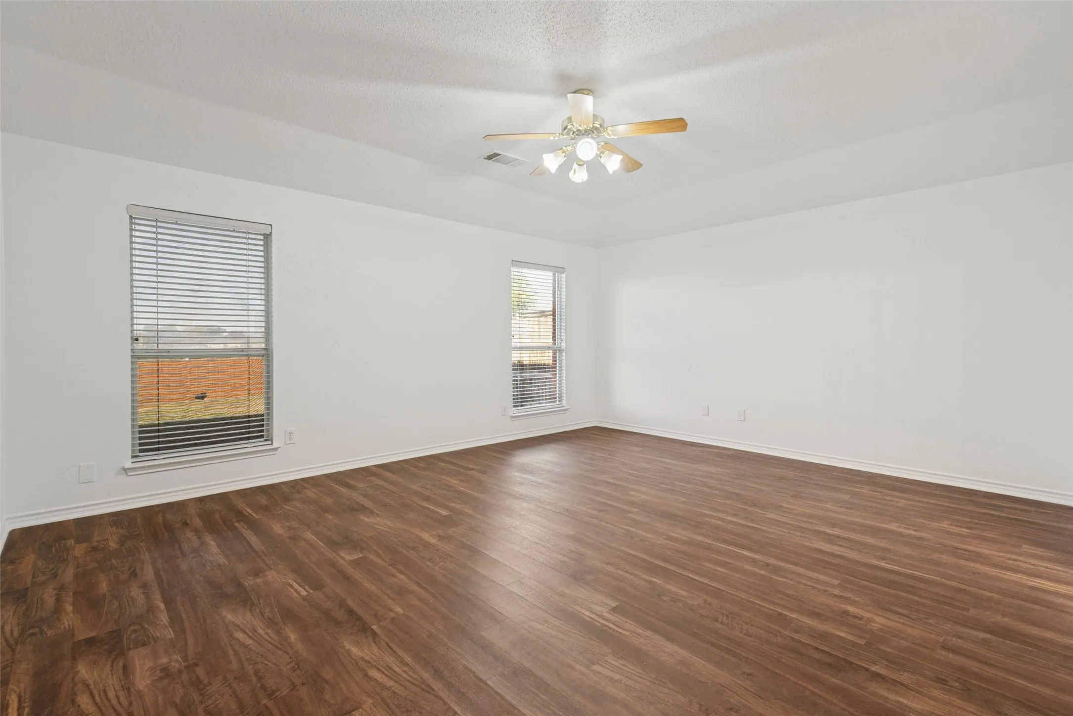 Single Family Residence For Rent in Dallas County , 3205 Cantura Drive, Mesquite, Texas 75181, 6 Bedroom, 3 Bathroom, 2 Garage spaces, 3,028 Sqft, built in 2000, mls#21374566, Real Estate Agent in Mesquite, Homes For Rent in Dallas county, Homes For Rent in Mesquite, Realtor in Mesquite Texas, Real Estate Brokerage Independent Realty Texas, Luminita Cordes Realtor