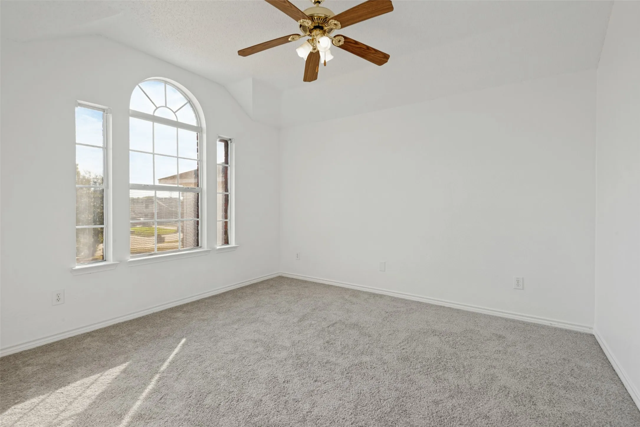 Single Family Residence For Rent in Dallas County , 3205 Cantura Drive, Mesquite, Texas 75181, 6 Bedroom, 3 Bathroom, 2 Garage spaces, 3,028 Sqft, built in 2000, mls#21374566, Real Estate Agent in Mesquite, Homes For Rent in Dallas county, Homes For Rent in Mesquite, Realtor in Mesquite Texas, Real Estate Brokerage Independent Realty Texas, Luminita Cordes Realtor