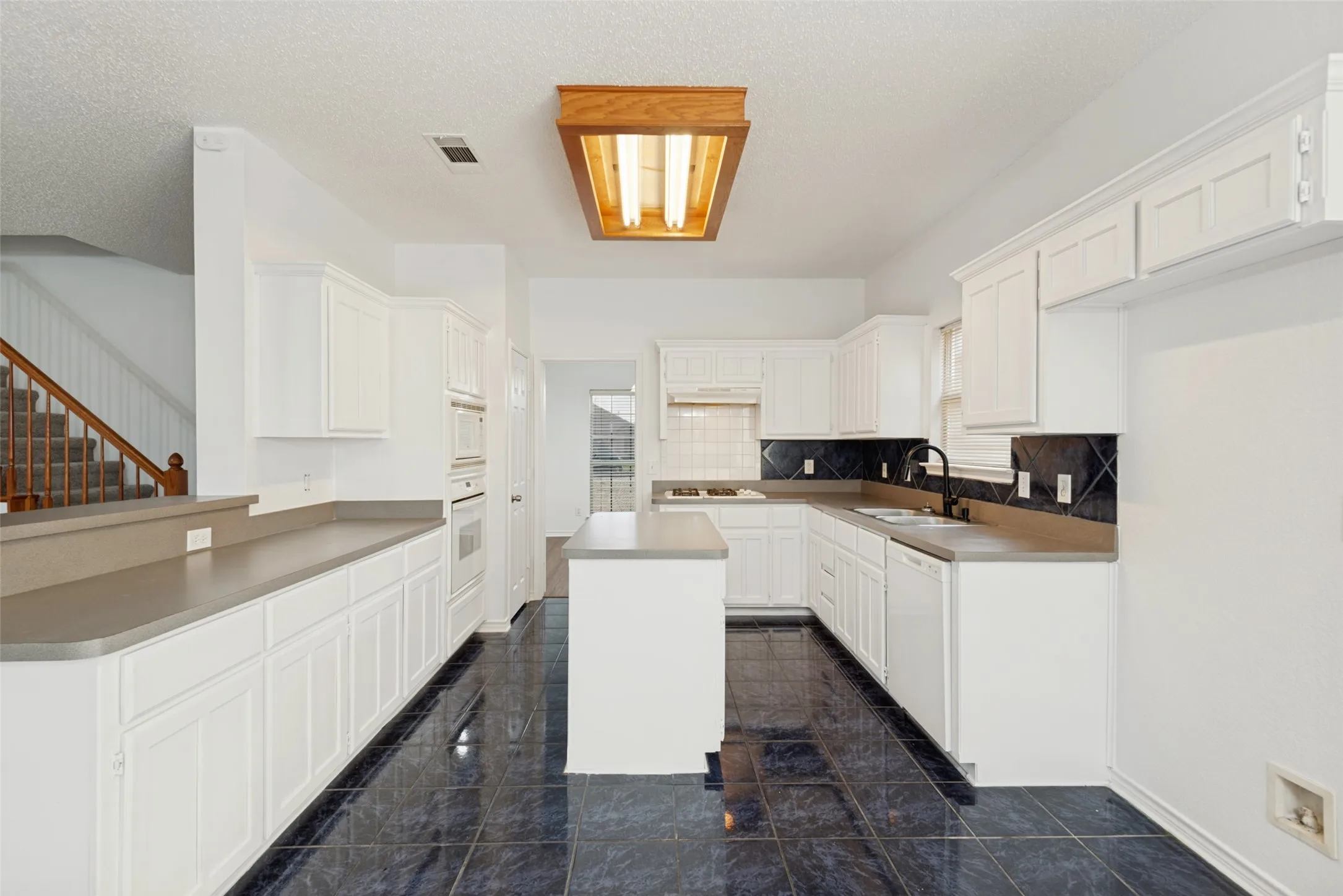 Single Family Residence For Rent in Dallas County , 3205 Cantura Drive, Mesquite, Texas 75181, 6 Bedroom, 3 Bathroom, 2 Garage spaces, 3,028 Sqft, built in 2000, mls#21374566, Real Estate Agent in Mesquite, Homes For Rent in Dallas county, Homes For Rent in Mesquite, Realtor in Mesquite Texas, Real Estate Brokerage Independent Realty Texas, Luminita Cordes Realtor