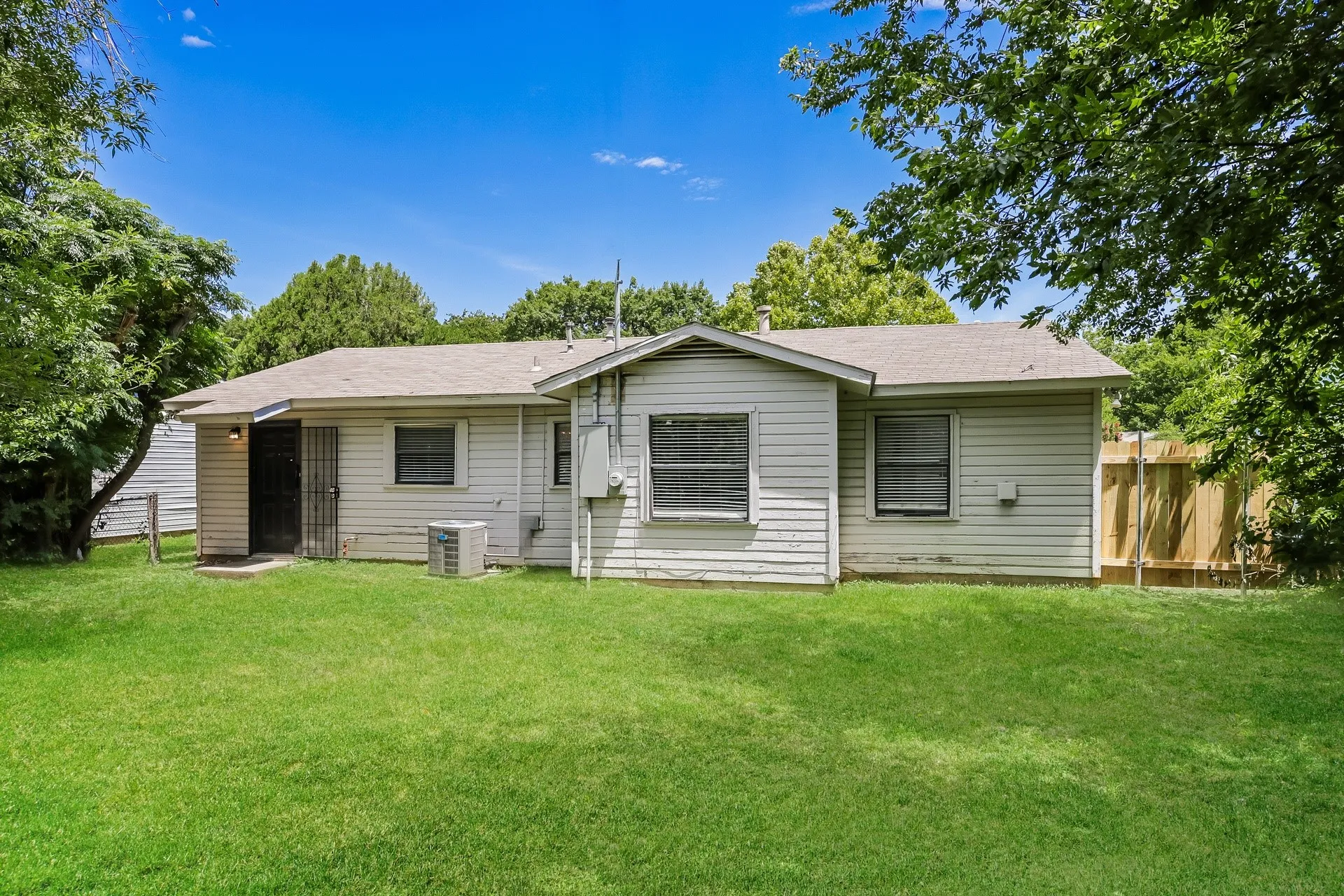 Single Family Residence For Rent in Dallas County , 720 Emberwood Drive, Dallas, Texas 75232, 3 Bedroom, 1 Bathroom, 1 Garage spaces, 956 Sqft, built in 1956, mls#21374567, Real Estate Agent in Dallas, Homes For Rent in Dallas county, Homes For Rent in Dallas, Realtor in Dallas Texas, Real Estate Brokerage Independent Realty Texas, Luminita Cordes Realtor