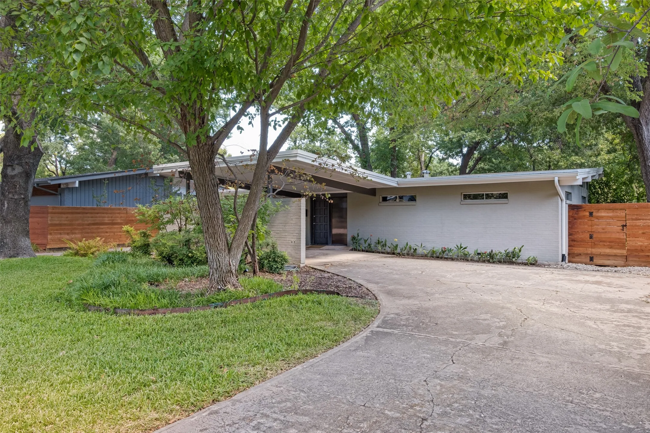 Single Family Residence For Sale in Dallas County , 7306 Walling Lane, Dallas, Texas 75231, 2 Bedroom, 2 Bathroom, Garage spaces, 1,508 Sqft, built in 1958, mls#21373677, Real Estate Agent in Dallas, Homes For Sale in Dallas county, Homes For Sale in Dallas, Realtor in Dallas Texas, Real Estate Brokerage Independent Realty Texas, Luminita Cordes Realtor