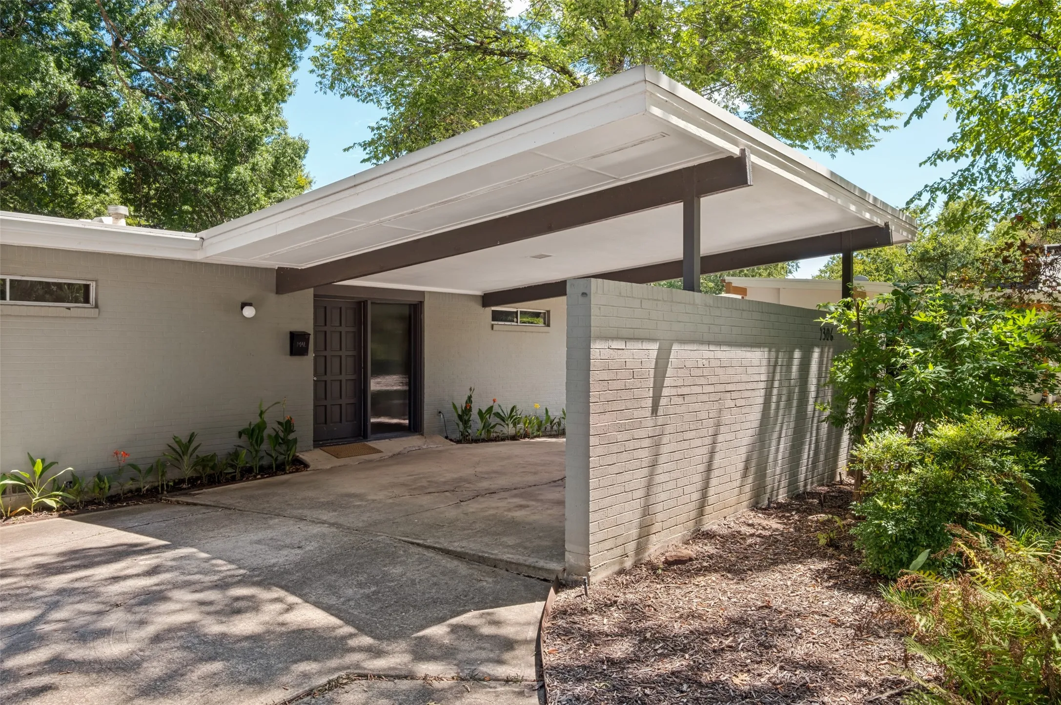 Single Family Residence For Sale in Dallas County , 7306 Walling Lane, Dallas, Texas 75231, 2 Bedroom, 2 Bathroom, Garage spaces, 1,508 Sqft, built in 1958, mls#21373677, Real Estate Agent in Dallas, Homes For Sale in Dallas county, Homes For Sale in Dallas, Realtor in Dallas Texas, Real Estate Brokerage Independent Realty Texas, Luminita Cordes Realtor