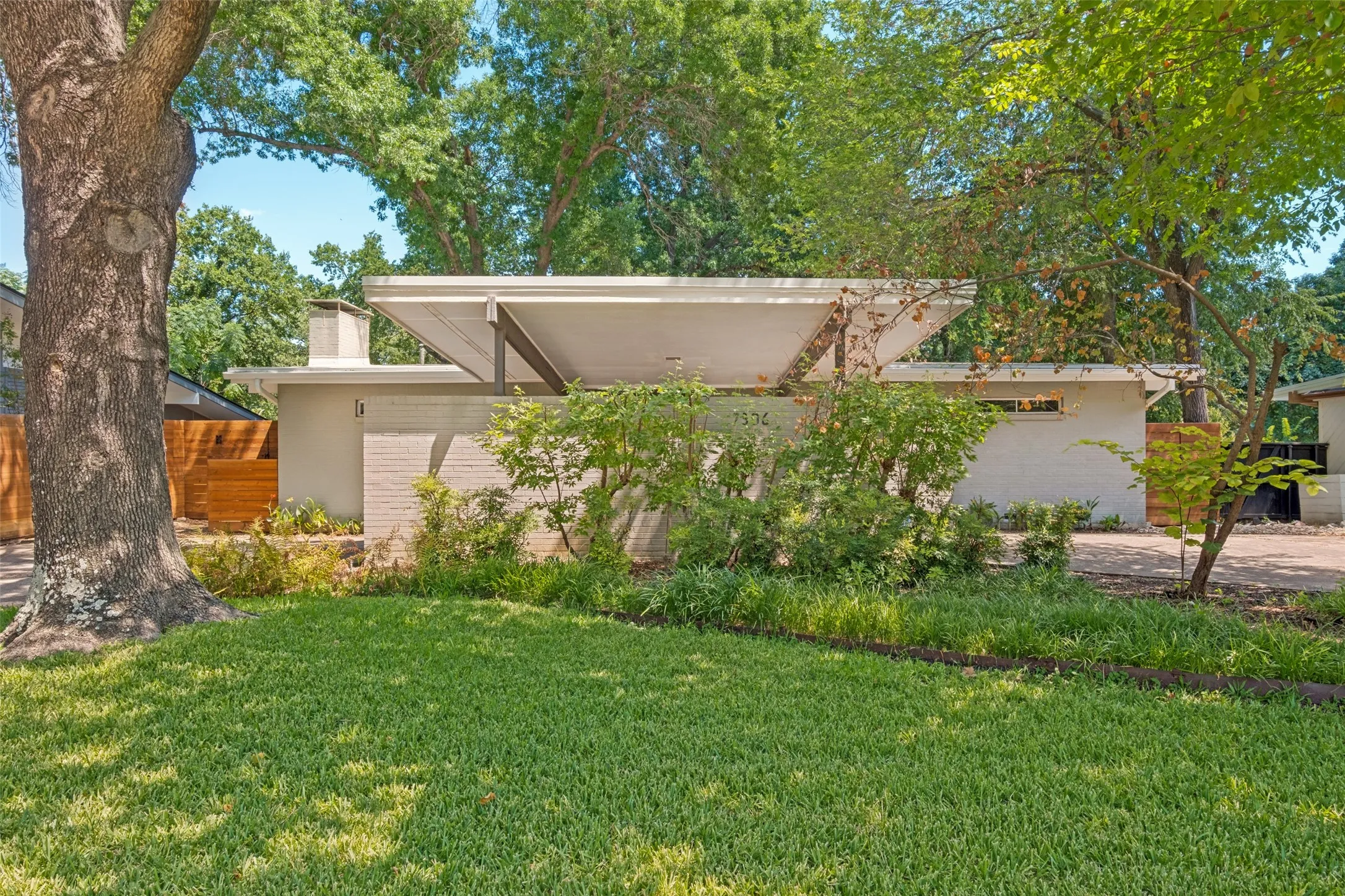 Single Family Residence For Sale in Dallas County , 7306 Walling Lane, Dallas, Texas 75231, 2 Bedroom, 2 Bathroom, Garage spaces, 1,508 Sqft, built in 1958, mls#21373677, Real Estate Agent in Dallas, Homes For Sale in Dallas county, Homes For Sale in Dallas, Realtor in Dallas Texas, Real Estate Brokerage Independent Realty Texas, Luminita Cordes Realtor