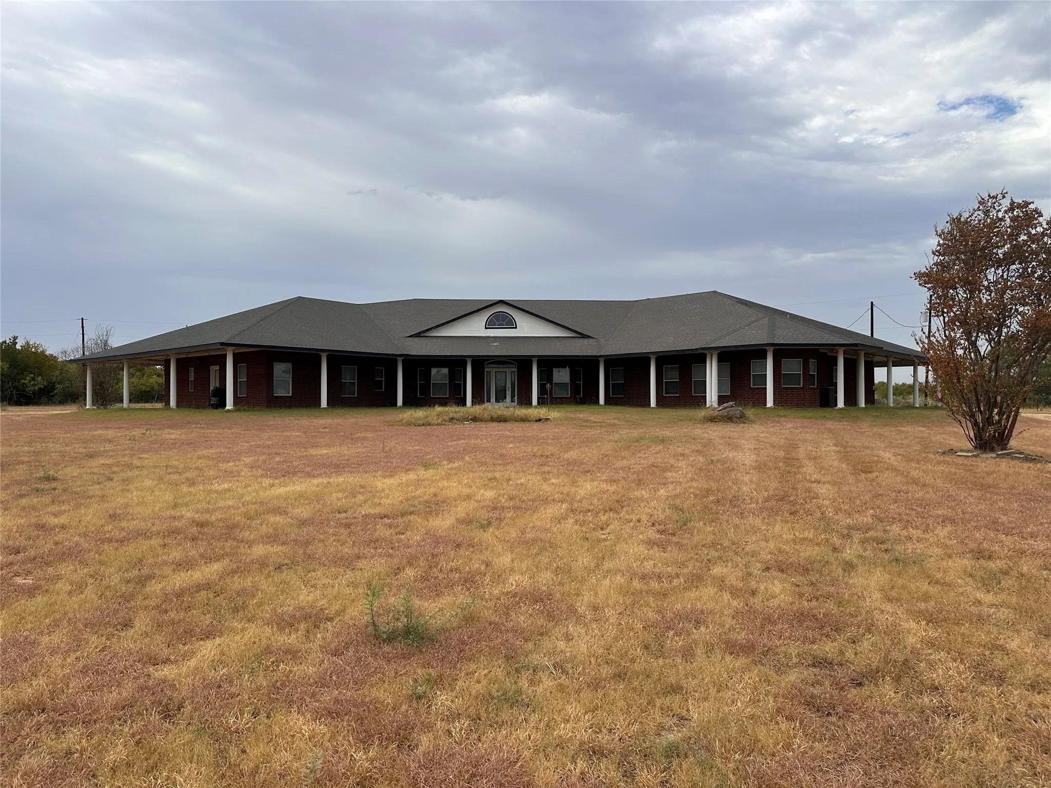 Single Family Residence For Sale in Limestone County , 383 Lcr 476, Mexia, Texas 76667, 5 Bedroom, 5 Bathroom, Garage spaces, 5,963 Sqft, built in 2005, mls#21370567, Real Estate Agent in Mexia, Homes For Sale in Limestone county, Homes For Sale in Mexia, Realtor in Mexia Texas, Real Estate Brokerage Independent Realty Texas, Luminita Cordes Realtor