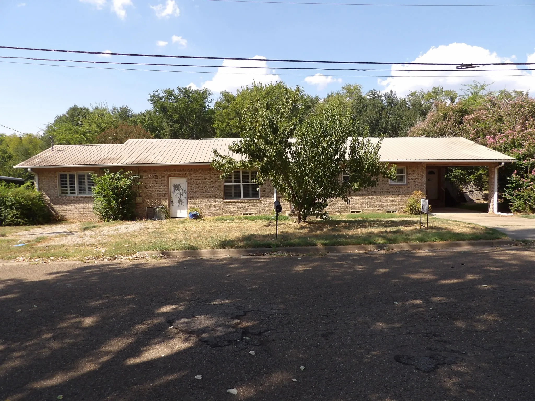 Single Family Residence For Sale in Franklin (TX) County , 402 Keith Street, Mount Vernon, Texas 75457, 2 Bedroom, 2 Bathroom, Garage spaces, 1,712 Sqft, built in 1960, mls#21374589, Real Estate Agent in Mount Vernon, Homes For Sale in Franklin (TX) county, Homes For Sale in Mount Vernon, Realtor in Mount Vernon Texas, Real Estate Brokerage Independent Realty Texas, Luminita Cordes Realtor