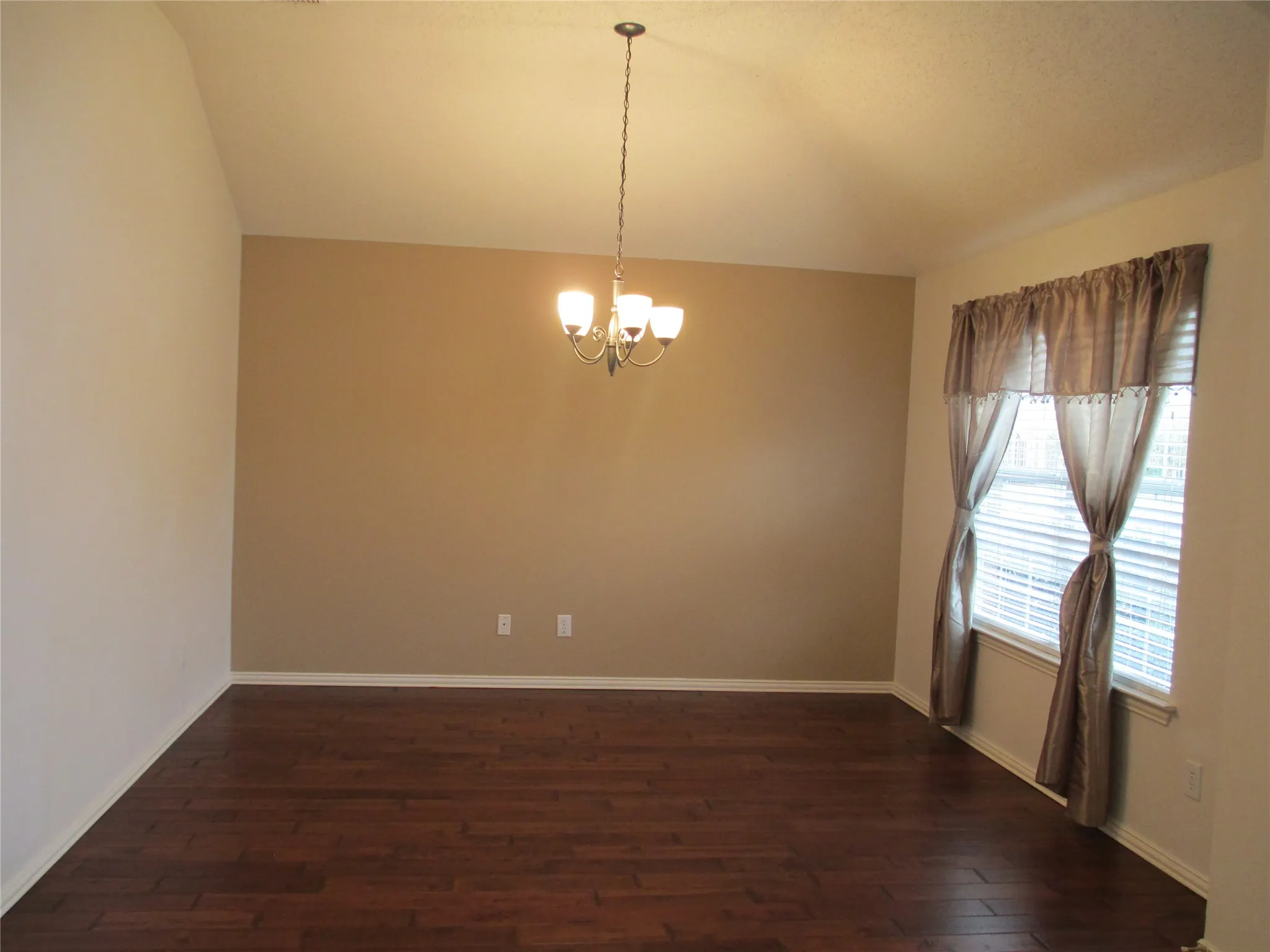 Single Family Residence For Rent in Collin County , 6005 Jewel Drive, Mc Kinney, Texas 75070, 3 Bedroom, 2 Bathroom, 2 Garage spaces, 1,994 Sqft, built in 2000, mls#21374591, Real Estate Agent in Mc Kinney, Homes For Rent in Collin county, Homes For Rent in Mc Kinney, Realtor in Mc Kinney Texas, Real Estate Brokerage Independent Realty Texas, Luminita Cordes Realtor