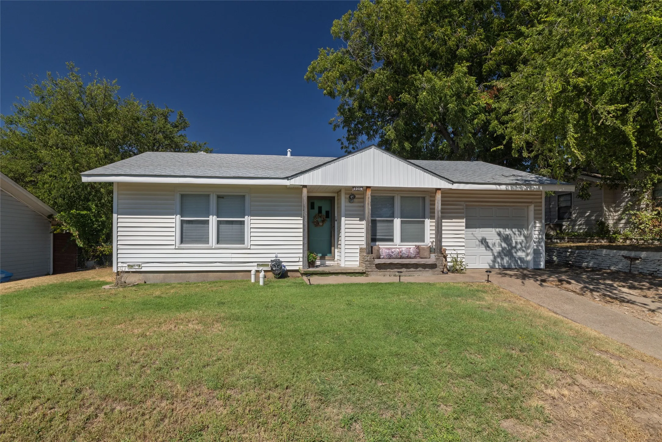 Single Family Residence For Sale in Parker County , 1209 Grace Street, Weatherford, Texas 76086, 2 Bedroom, 1 Bathroom, 1 Garage spaces, 842 Sqft, built in 1950, mls#21374527, Real Estate Agent in Weatherford, Homes For Sale in Parker county, Homes For Sale in Weatherford, Realtor in Weatherford Texas, Real Estate Brokerage Independent Realty Texas, Luminita Cordes Realtor