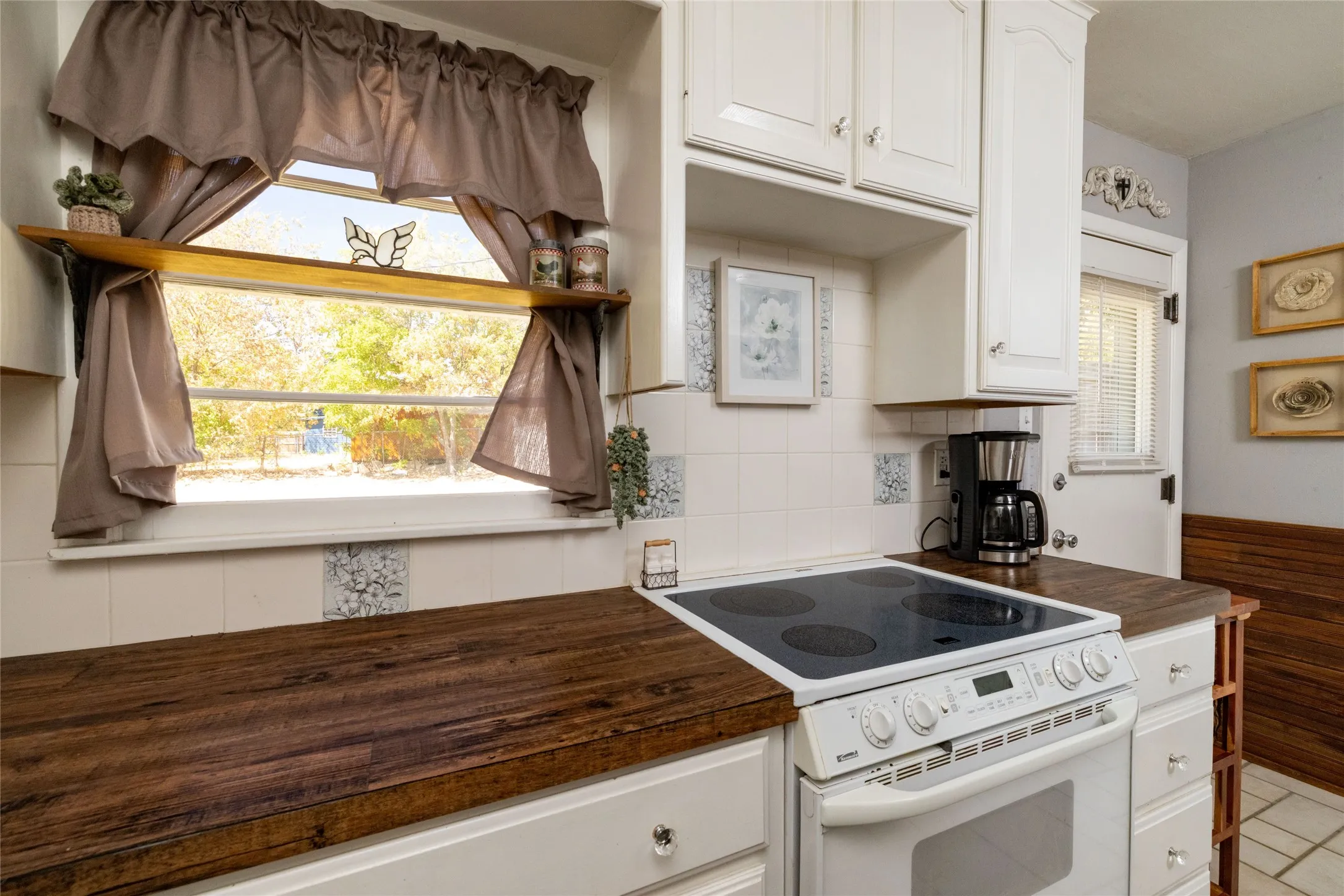 Single Family Residence For Sale in Parker County , 1209 Grace Street, Weatherford, Texas 76086, 2 Bedroom, 1 Bathroom, 1 Garage spaces, 842 Sqft, built in 1950, mls#21374527, Real Estate Agent in Weatherford, Homes For Sale in Parker county, Homes For Sale in Weatherford, Realtor in Weatherford Texas, Real Estate Brokerage Independent Realty Texas, Luminita Cordes Realtor