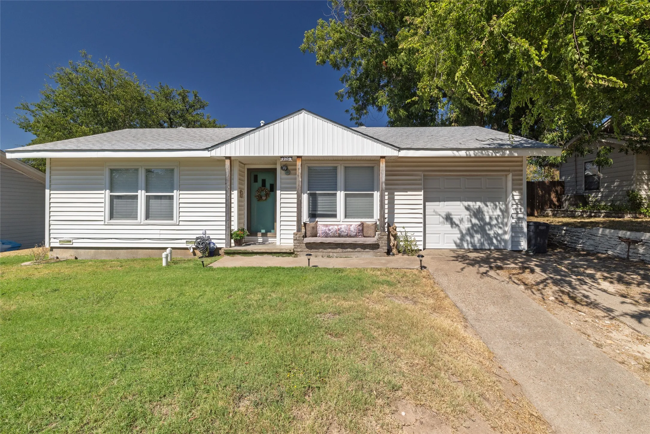 Single Family Residence For Sale in Parker County , 1209 Grace Street, Weatherford, Texas 76086, 2 Bedroom, 1 Bathroom, 1 Garage spaces, 842 Sqft, built in 1950, mls#21374527, Real Estate Agent in Weatherford, Homes For Sale in Parker county, Homes For Sale in Weatherford, Realtor in Weatherford Texas, Real Estate Brokerage Independent Realty Texas, Luminita Cordes Realtor