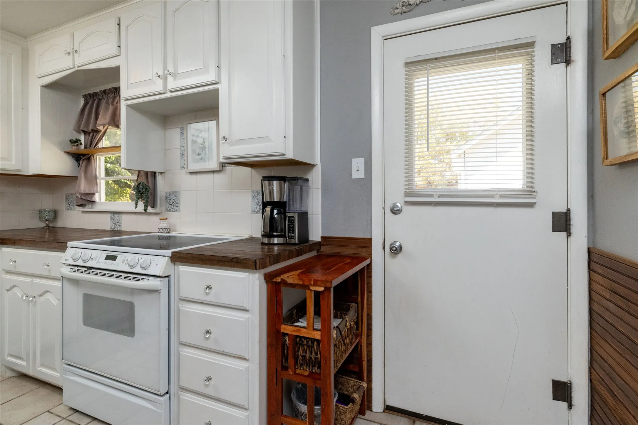 Single Family Residence For Sale in Parker County , 1209 Grace Street, Weatherford, Texas 76086, 2 Bedroom, 1 Bathroom, 1 Garage spaces, 842 Sqft, built in 1950, mls#21374527, Real Estate Agent in Weatherford, Homes For Sale in Parker county, Homes For Sale in Weatherford, Realtor in Weatherford Texas, Real Estate Brokerage Independent Realty Texas, Luminita Cordes Realtor