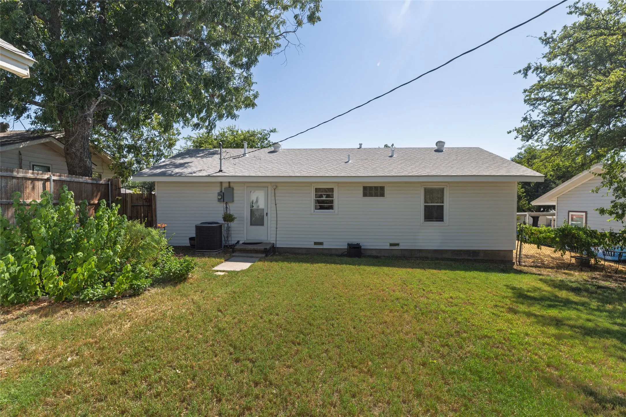Single Family Residence For Sale in Parker County , 1209 Grace Street, Weatherford, Texas 76086, 2 Bedroom, 1 Bathroom, 1 Garage spaces, 842 Sqft, built in 1950, mls#21374527, Real Estate Agent in Weatherford, Homes For Sale in Parker county, Homes For Sale in Weatherford, Realtor in Weatherford Texas, Real Estate Brokerage Independent Realty Texas, Luminita Cordes Realtor