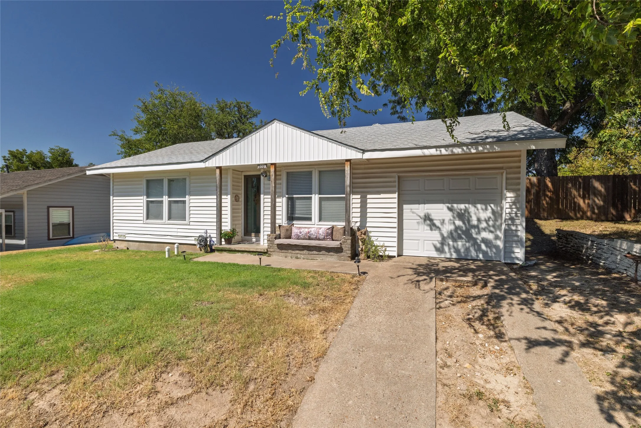 Single Family Residence For Sale in Parker County , 1209 Grace Street, Weatherford, Texas 76086, 2 Bedroom, 1 Bathroom, 1 Garage spaces, 842 Sqft, built in 1950, mls#21374527, Real Estate Agent in Weatherford, Homes For Sale in Parker county, Homes For Sale in Weatherford, Realtor in Weatherford Texas, Real Estate Brokerage Independent Realty Texas, Luminita Cordes Realtor