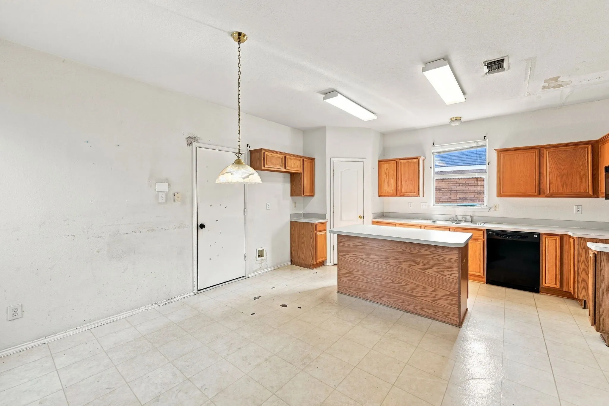Single Family Residence For Sale in Dallas County , 467 Orchard Hill Drive, Cedar Hill, Texas 75104, 4 Bedroom, 3 Bathroom, 2 Garage spaces, 2,616 Sqft, built in 1999, mls#21374592, Real Estate Agent in Cedar Hill, Homes For Sale in Dallas county, Homes For Sale in Cedar Hill, Realtor in Cedar Hill Texas, Real Estate Brokerage Independent Realty Texas, Luminita Cordes Realtor